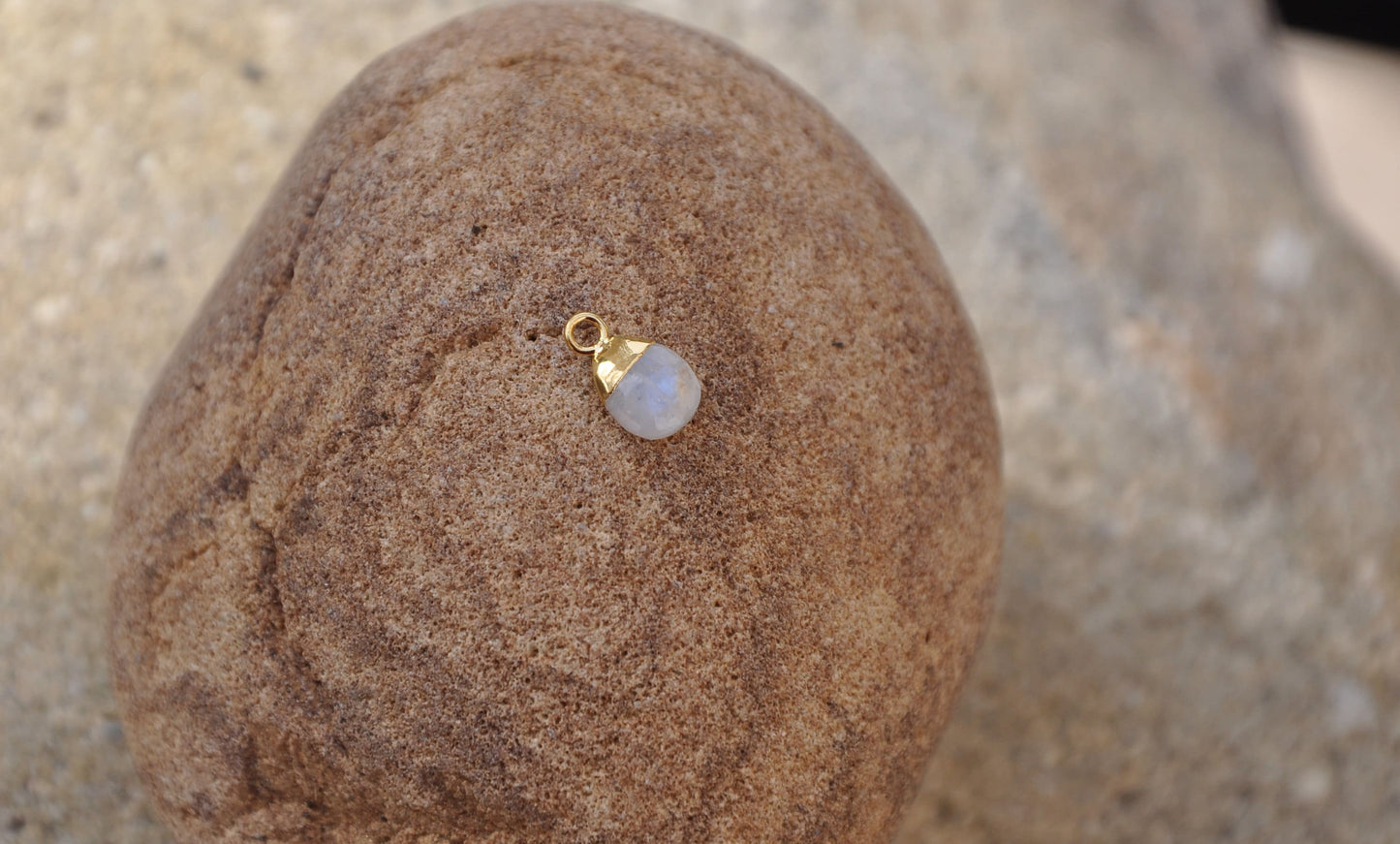 Pendentif forme goutte ronde Pierre de lune véritable plaqué or 22 k