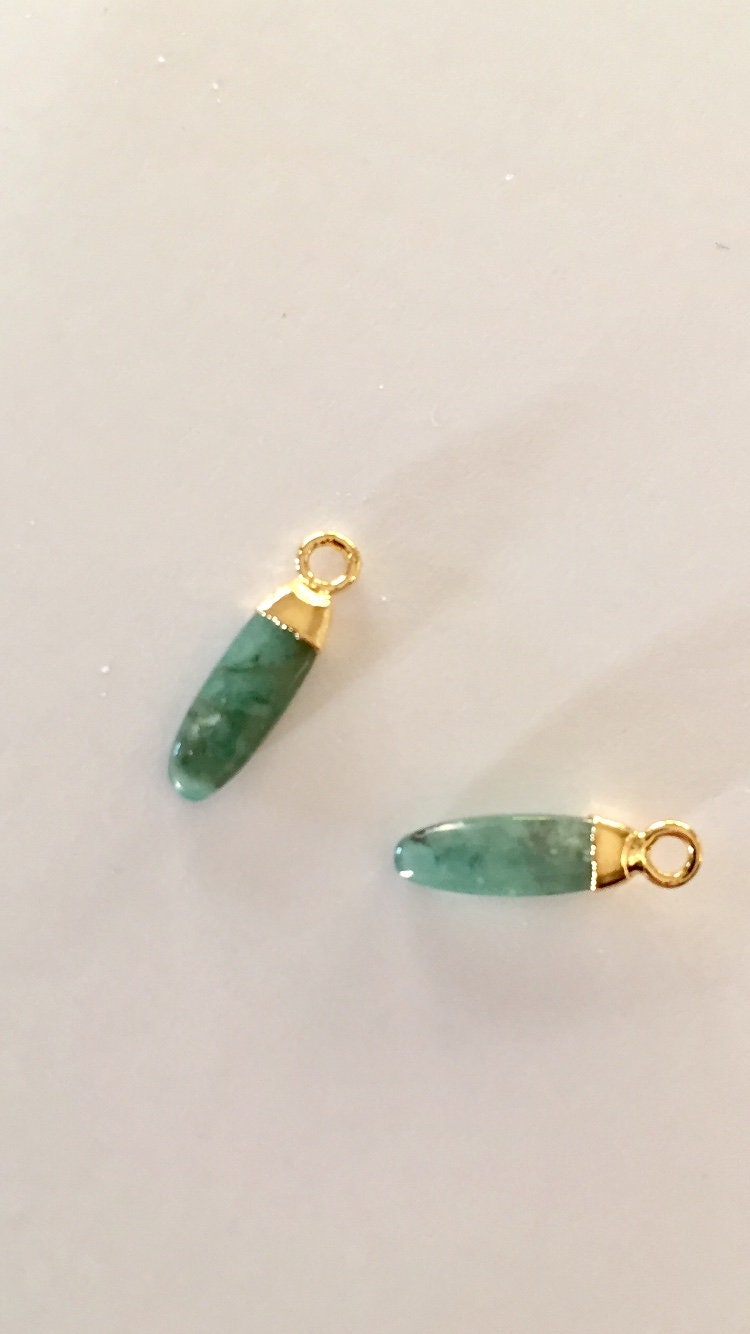 Pendentif "Plume" pointe Émeraude naturelle et plaqué or 18K 3 x 10 mm