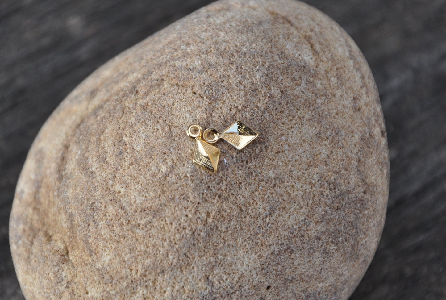 2 Pampilles losange 9 x 5 mm 3D en plaqué or 24 carats