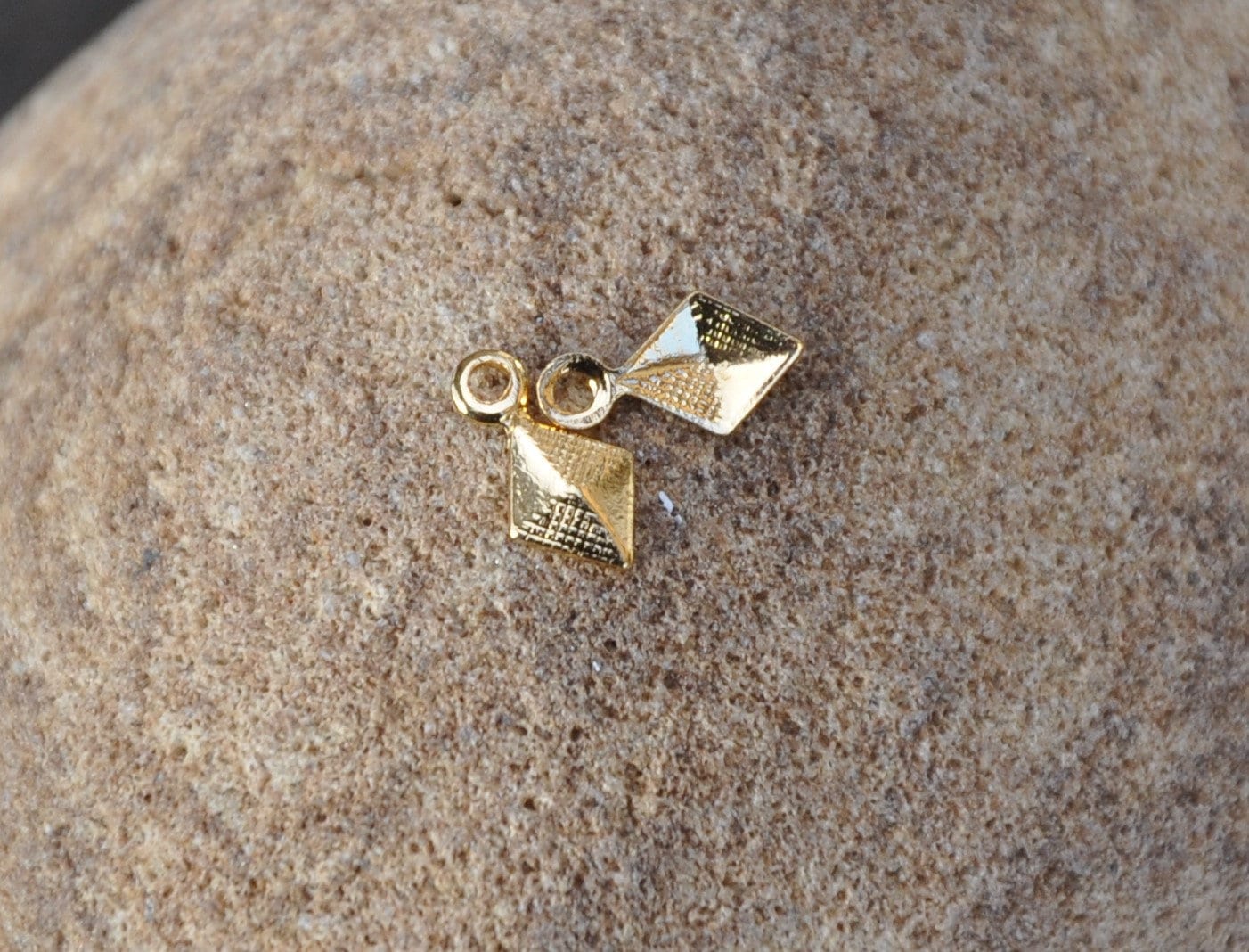 2 Pampilles losange 9 x 5 mm 3D en plaqué or 24 carats