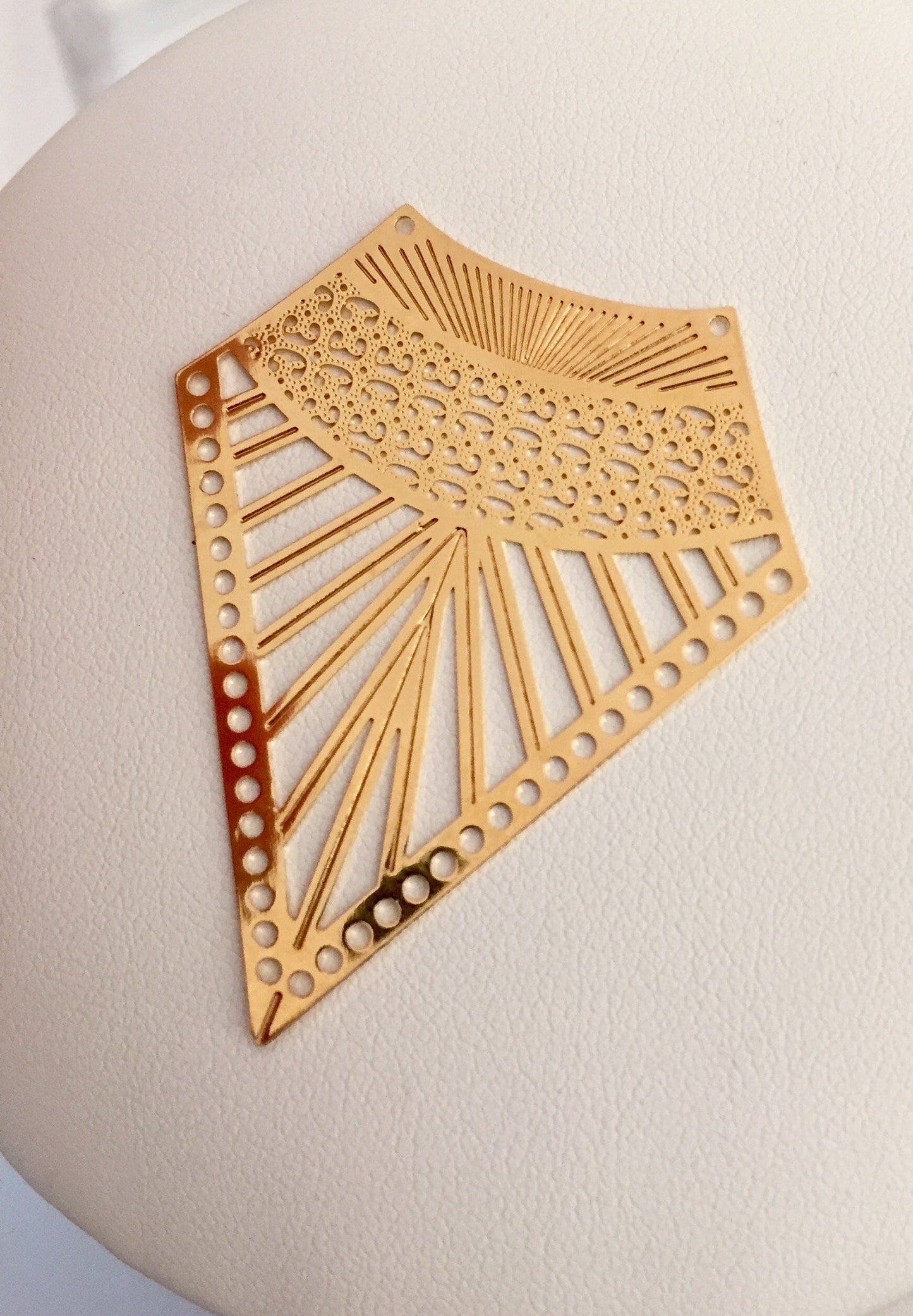 Pendentif travaillé ethnique Triangle 40 x 47mm plaqué or 22K