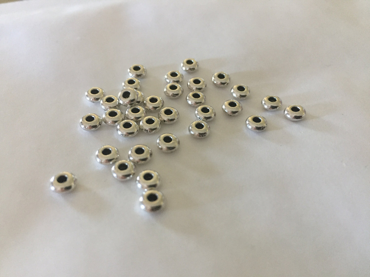 Lot de 4 Rondelles intercalaires Argent Tibétain 5mm trou