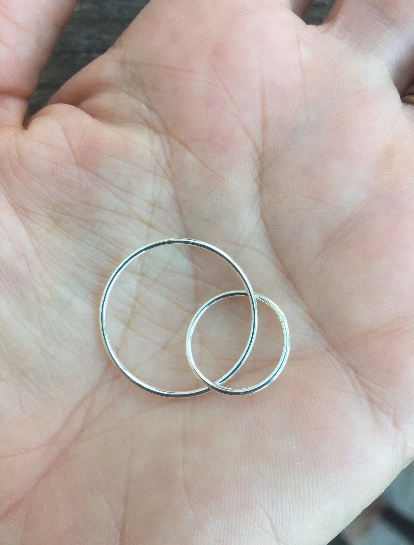 Anneaux entrelacés soudés ronds 15mm et 23mm plaqué argent 10 microns
