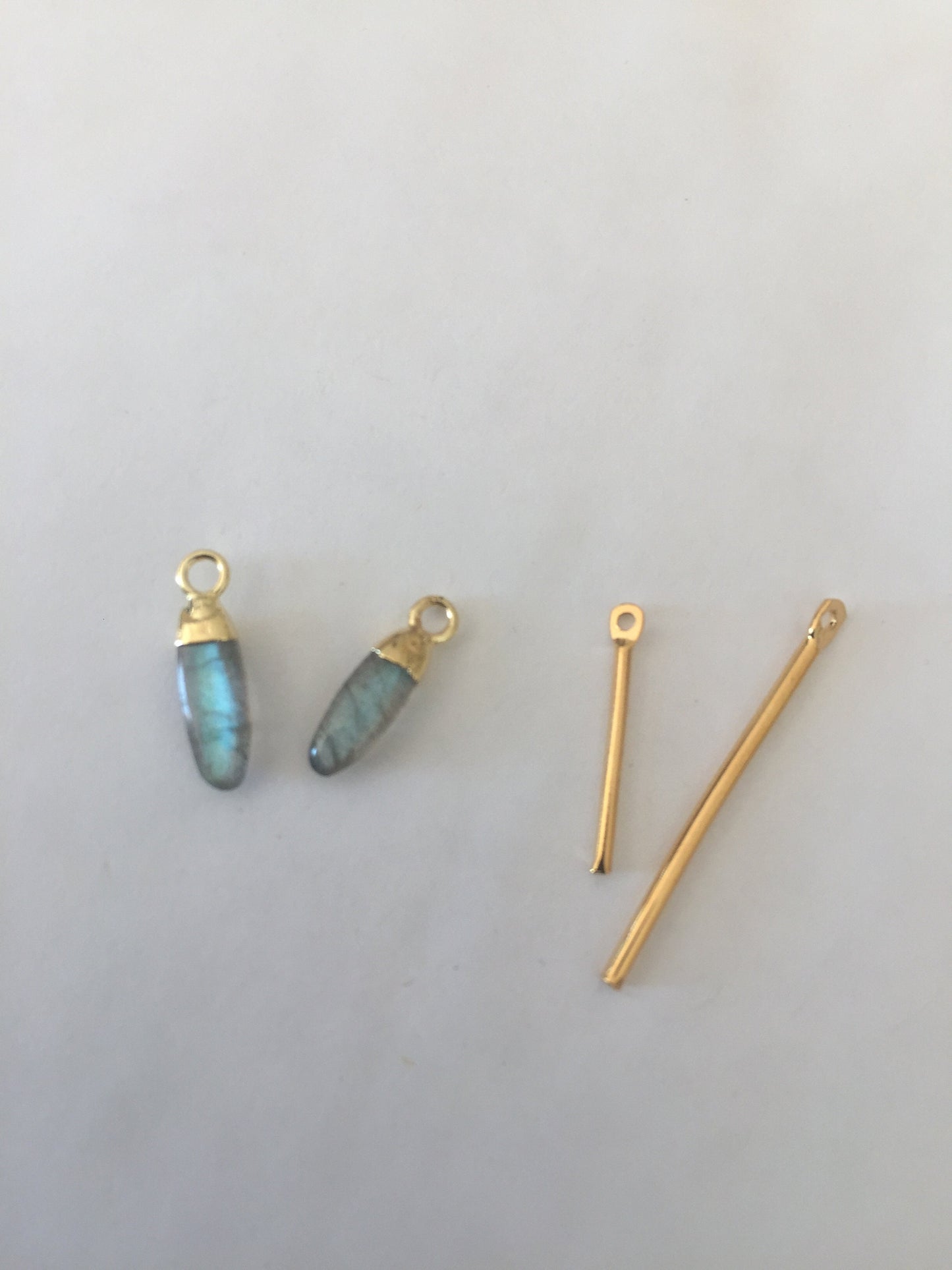 Pendentif "Plume" pointe Labradorite naturelle et plaqué or 18K 3 x 10 mm
