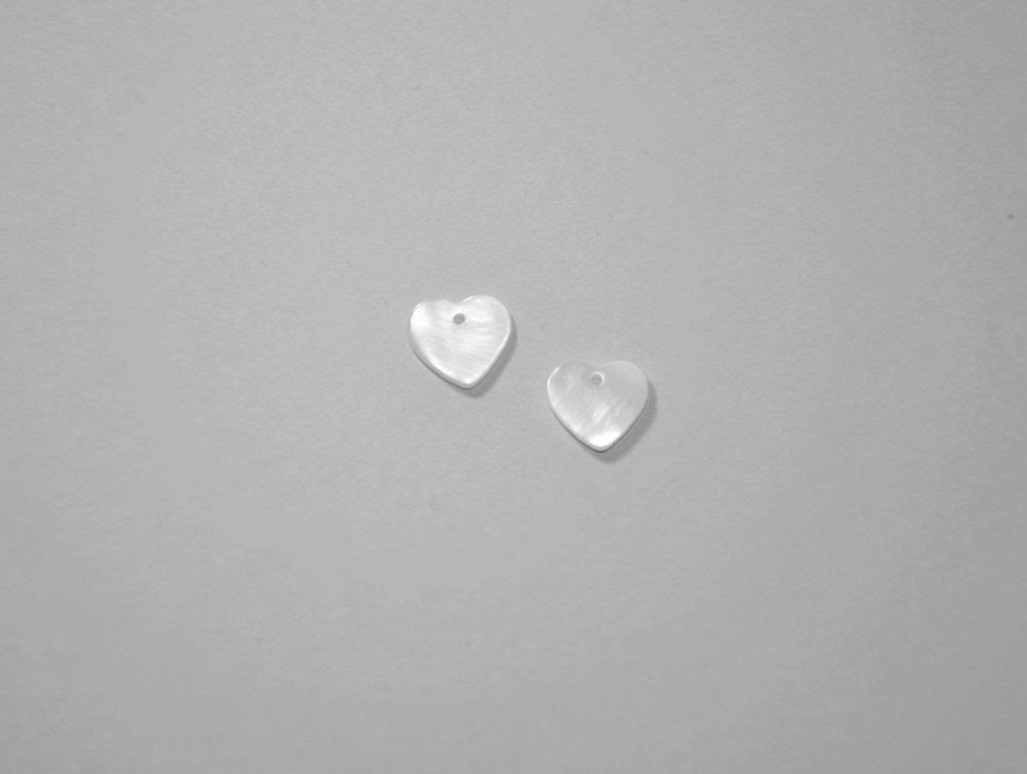 Lot de 2 perles en Coeurs en nacre blanche naturelle 12 mm