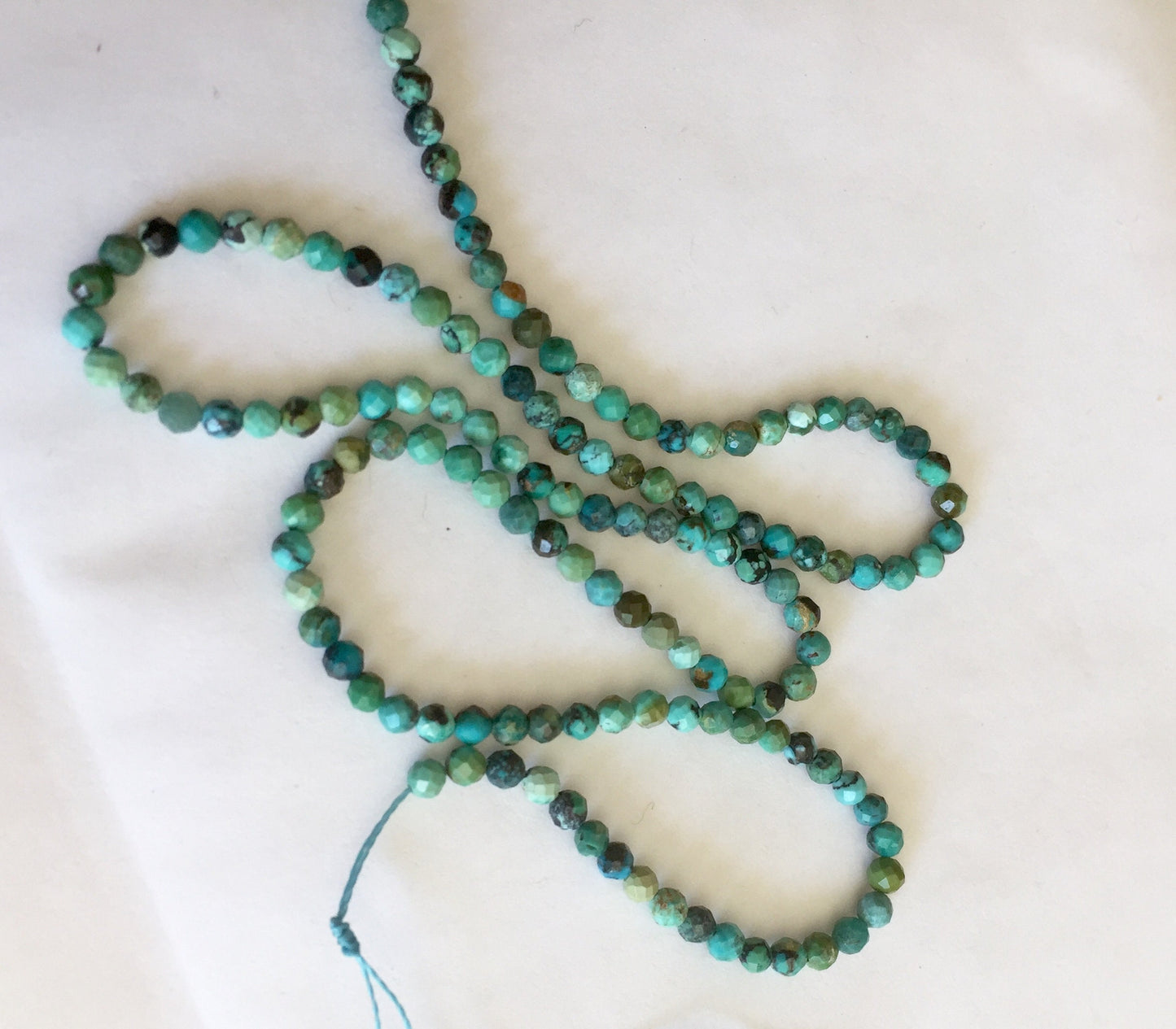 10 perles 3,3 mm Turquoise Africaine facettées, 10 perles facettes, gemme naturelle tons vert / bleus / turquoises, pierre naturelle