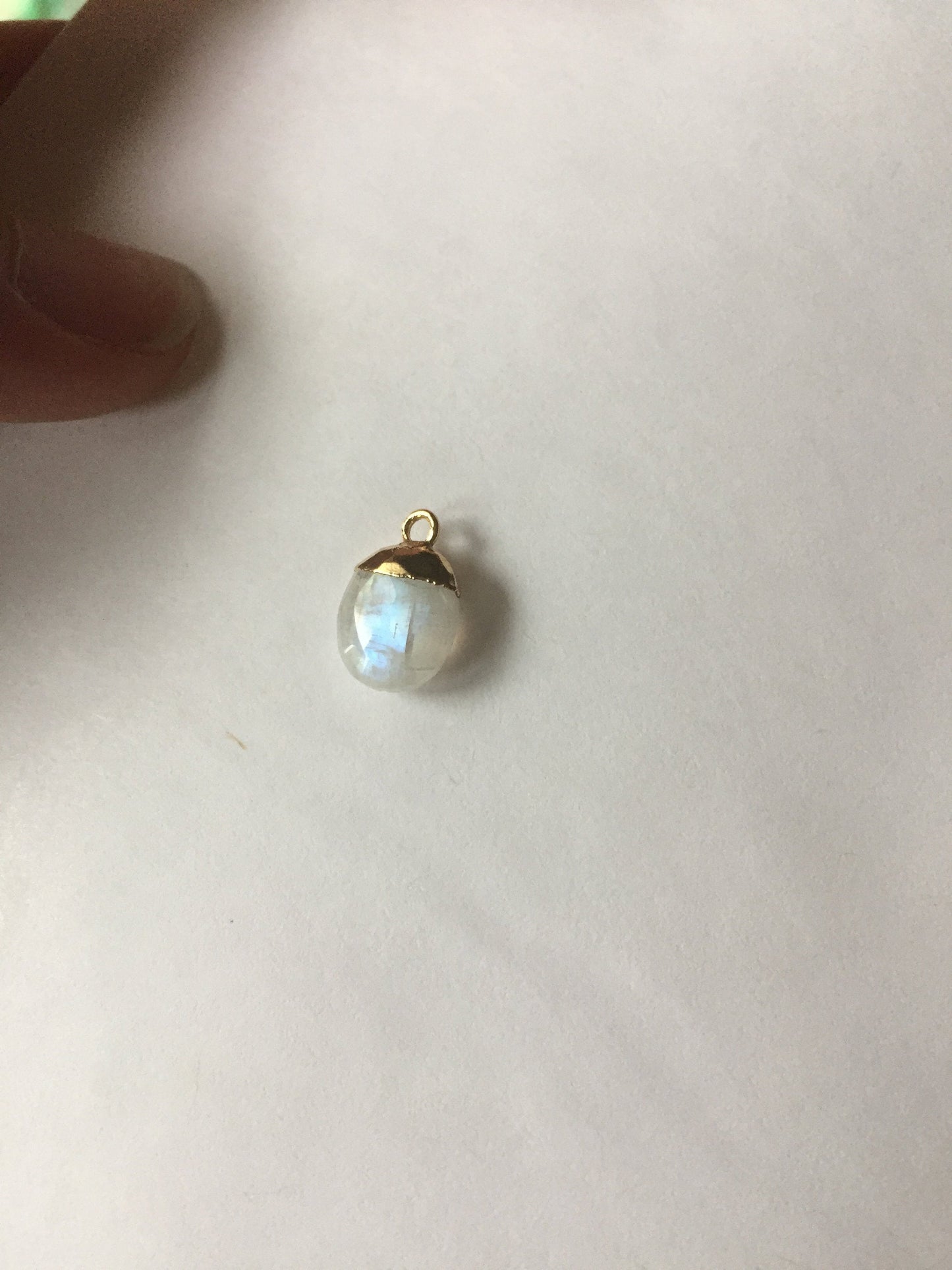 Pendentif Pierre de lune forme ovale bombéeet véritable plaqué or