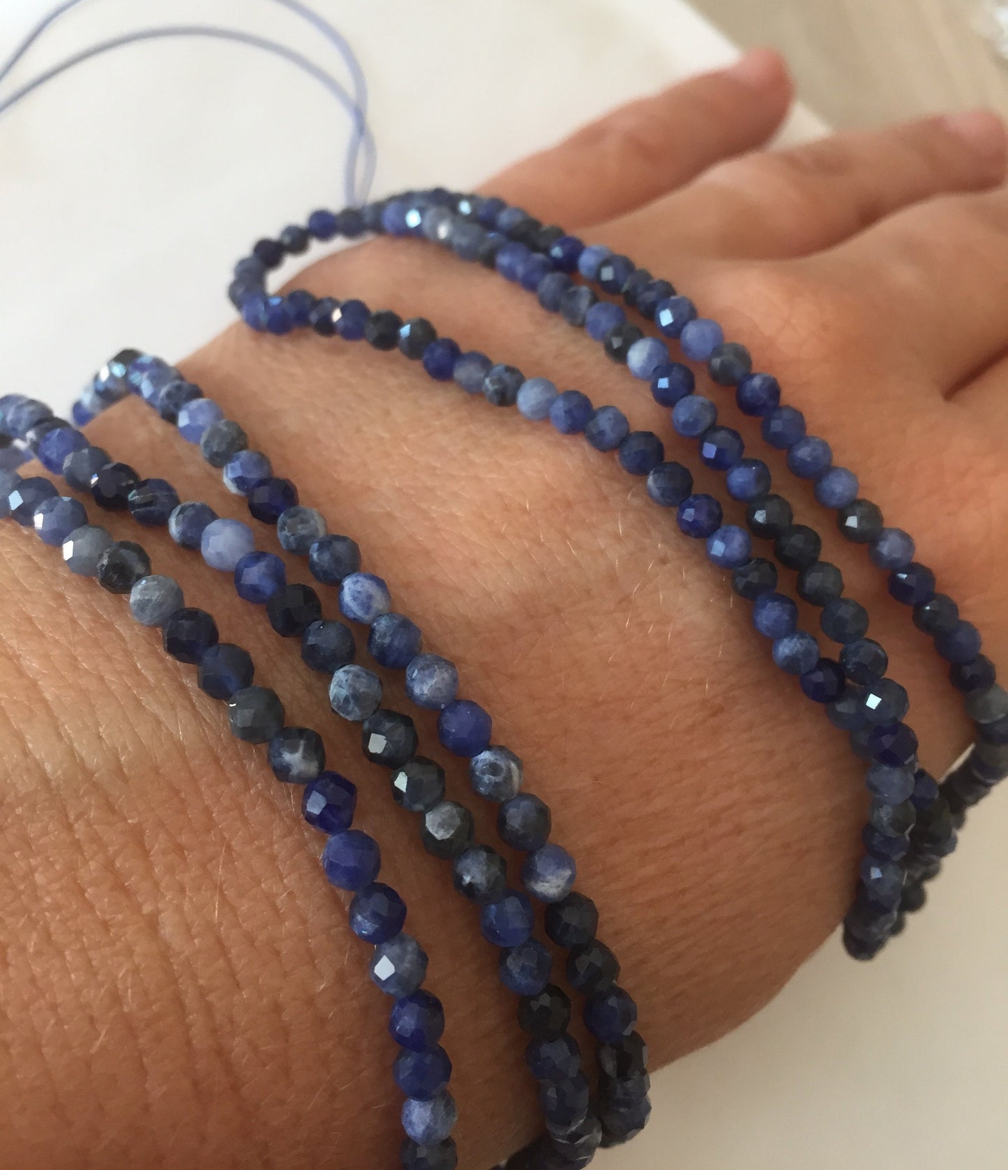 Sodalite bleue 4,5mm facettée, 10 perles facettes gemme naturelle 4mm/4,5 mm tons bleus, pierre naturelle, non traitée