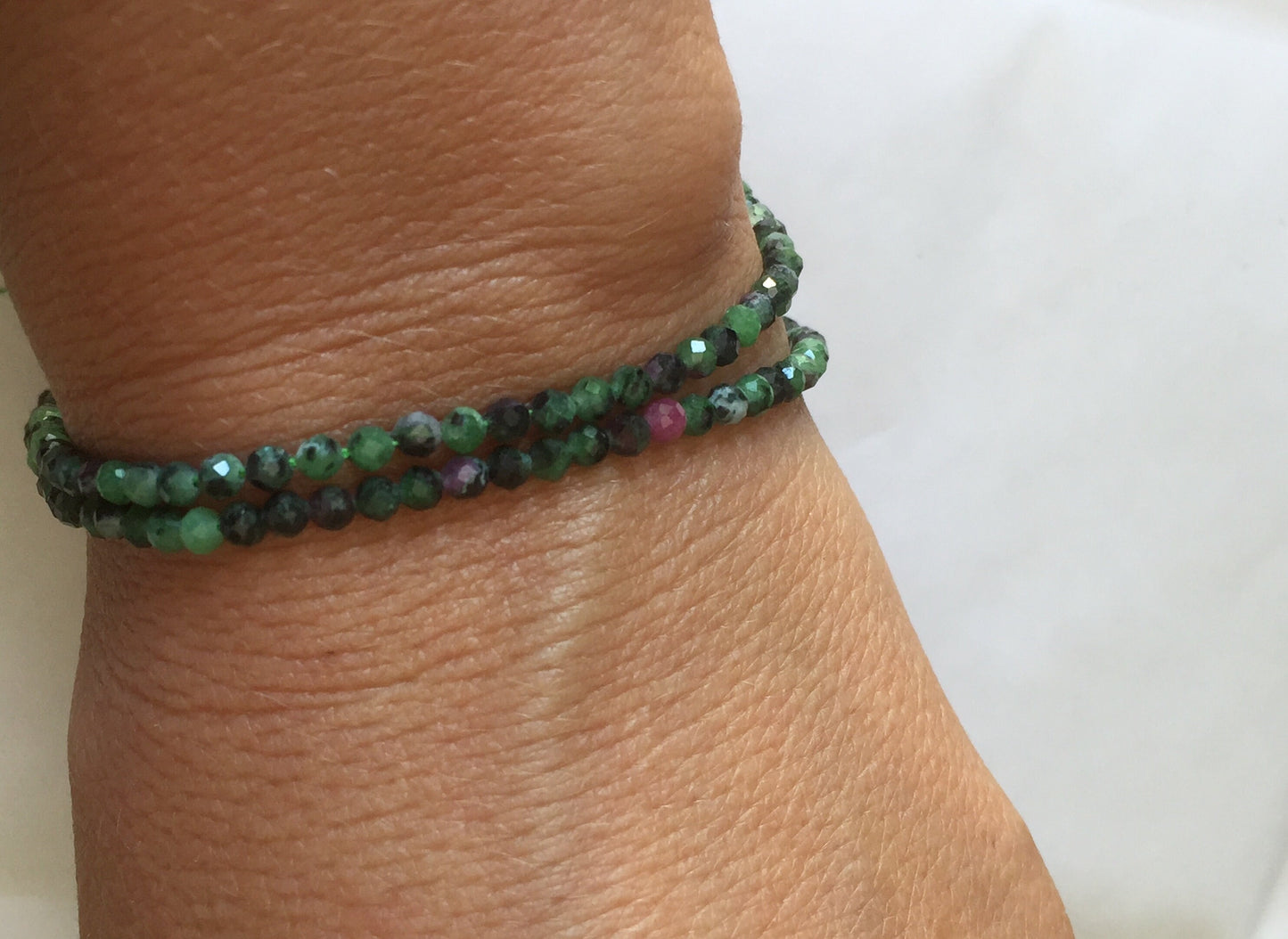 10 perles 3,3mm Rouge Vert Rubis Zoisite facettée naturelle 3,3 mm, 10 perles Zoisite facettes gemme naturelle tons vert/ vert sombre/ rose