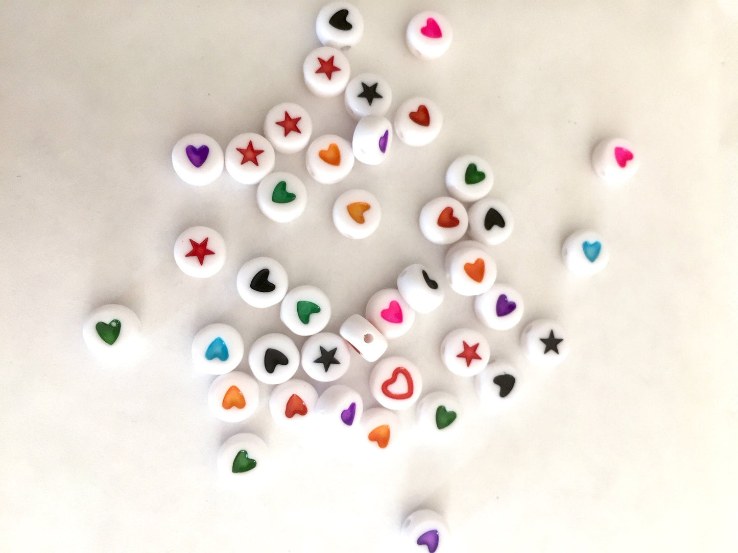 25 Perles Coeurs 7x4mm blanches cœurs/étoiles multicolores