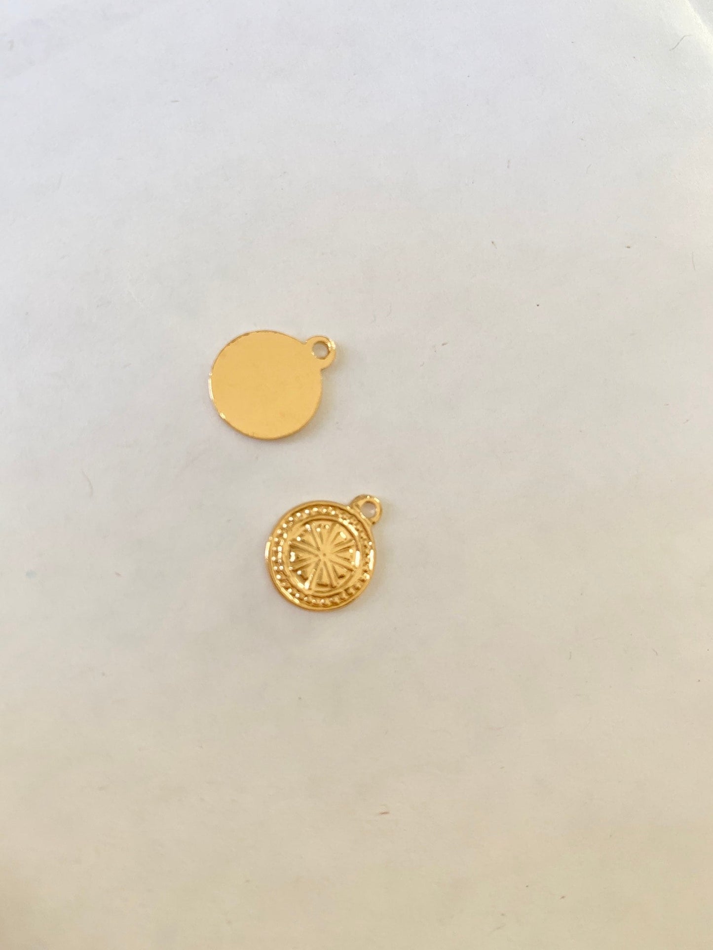 1 pendentif, Médaille 12mm en plaqué or 24K