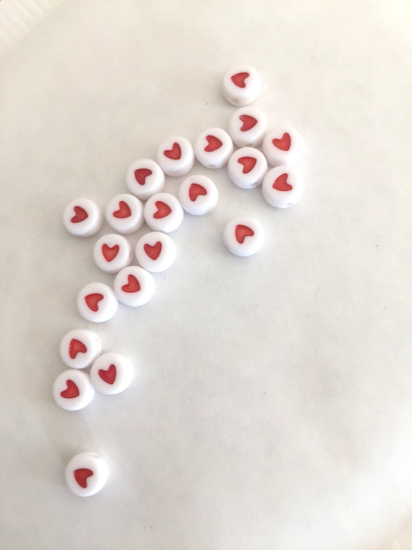 25 Perles Coeurs 7 x 4mm blanches cœurs rouges
