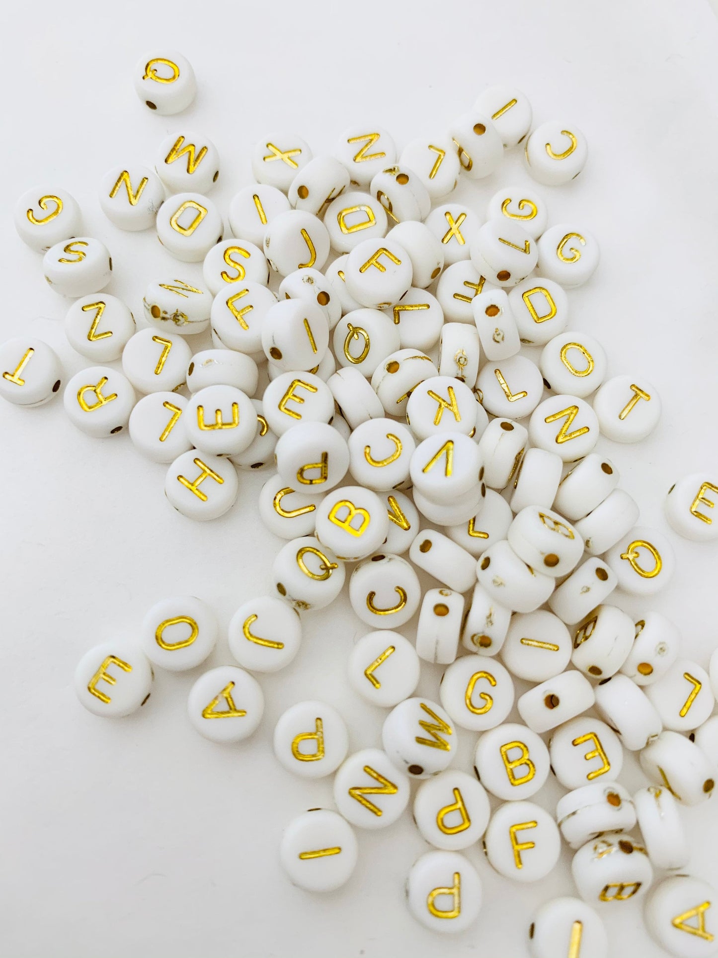 26 Perles Alphabet complet lettres or 7 x 4 mm, perles bracelets élastiques lettres, DIY, alphabet blanches dorées