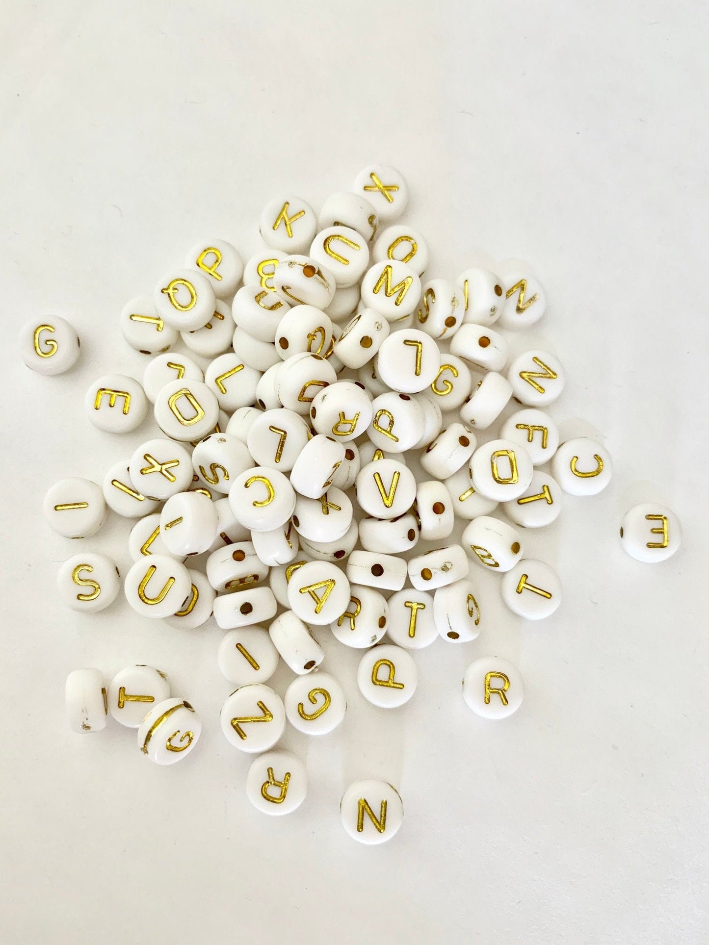 26 Perles Alphabet complet lettres or 7 x 4 mm, perles bracelets élastiques lettres, DIY, alphabet blanches dorées