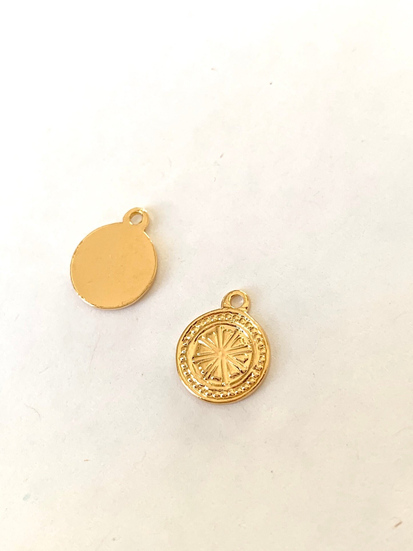 1 pendentif, Médaille 12mm en plaqué or 24K