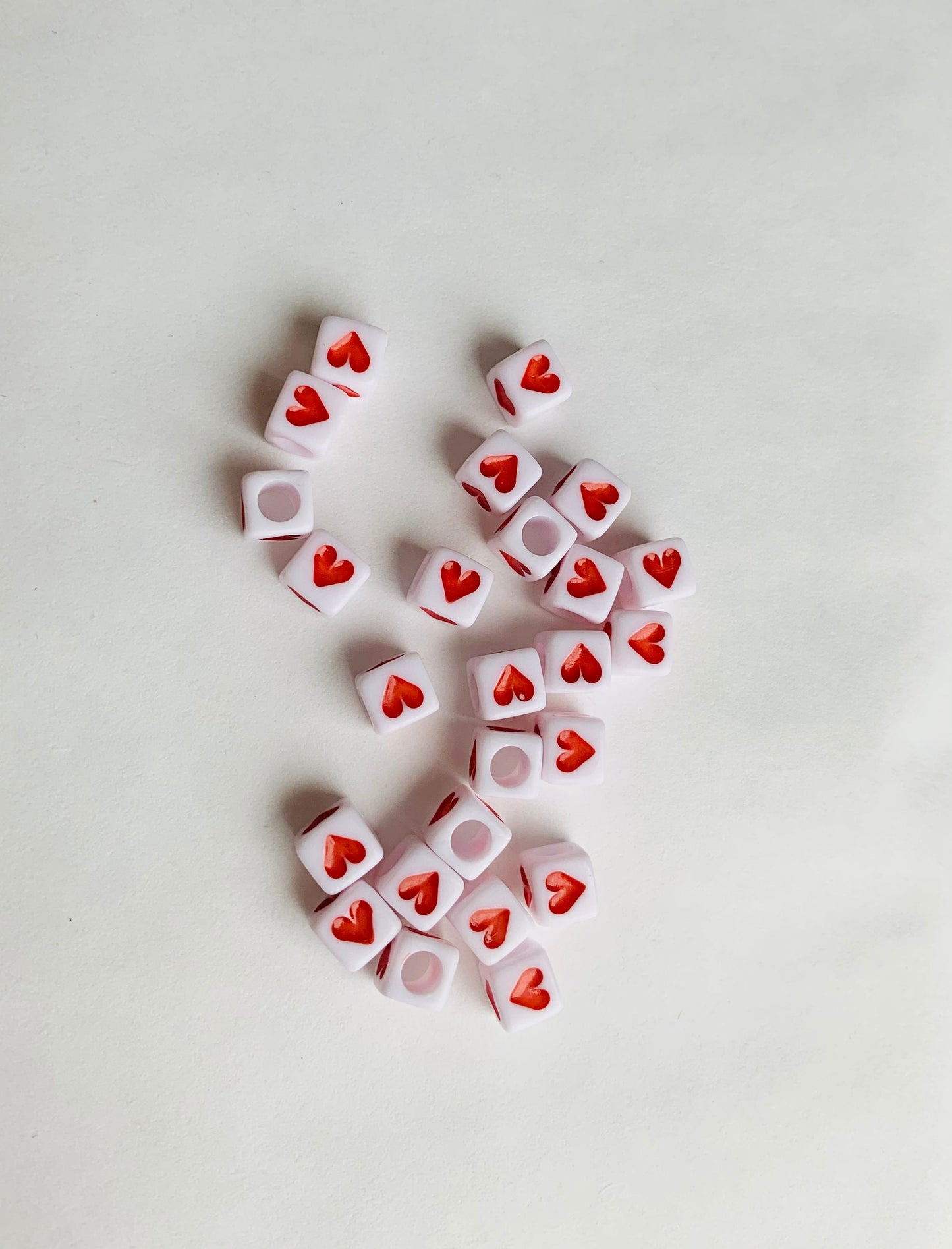 25 Perles carrées Coeurs 6mm blanches cœurs rouges