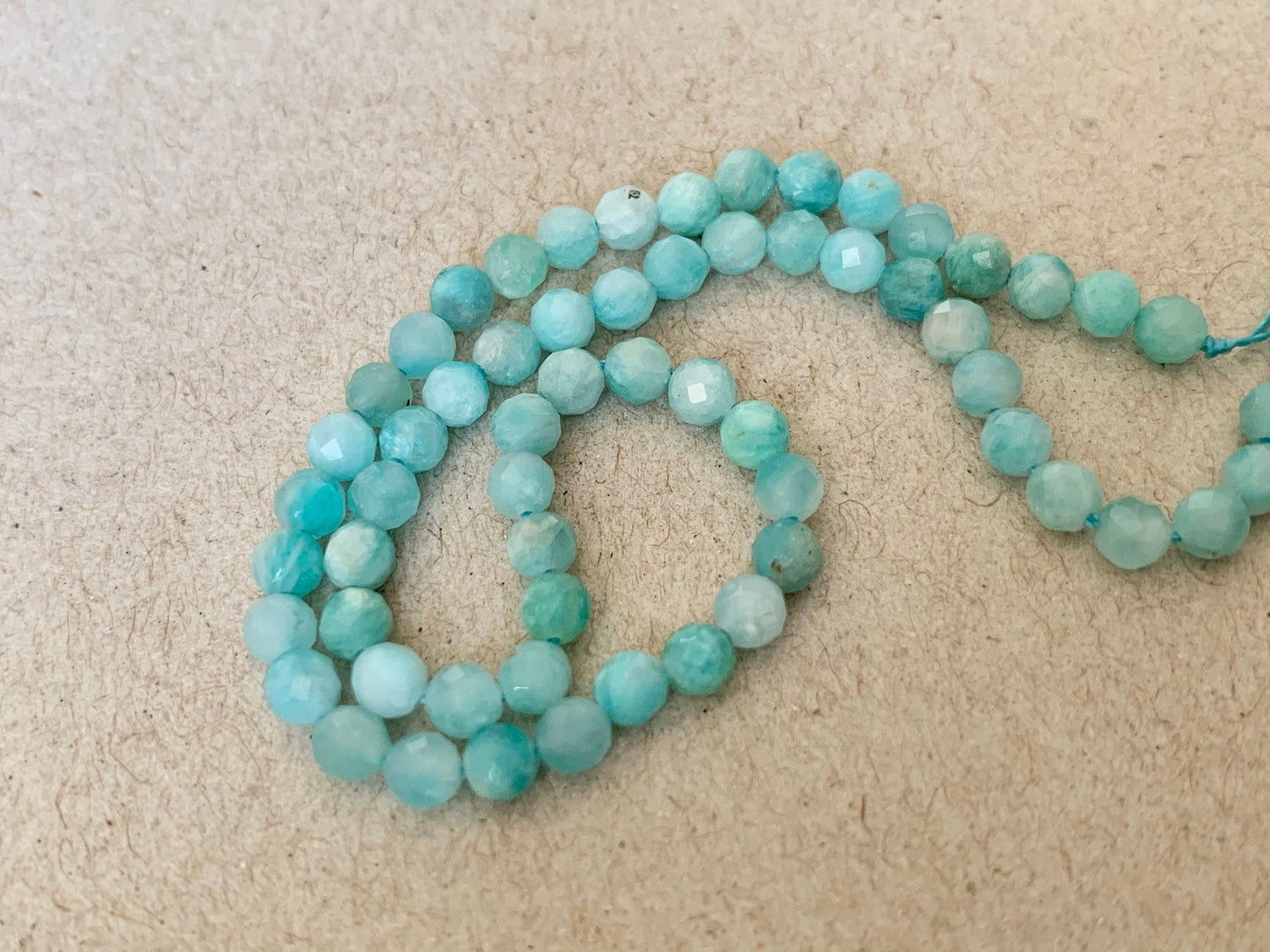 Amazonite 4,3/4,4 mm facettée, 10 perles facettes gemme naturelle 4.3mm tons vert d'eau, pierre naturelle