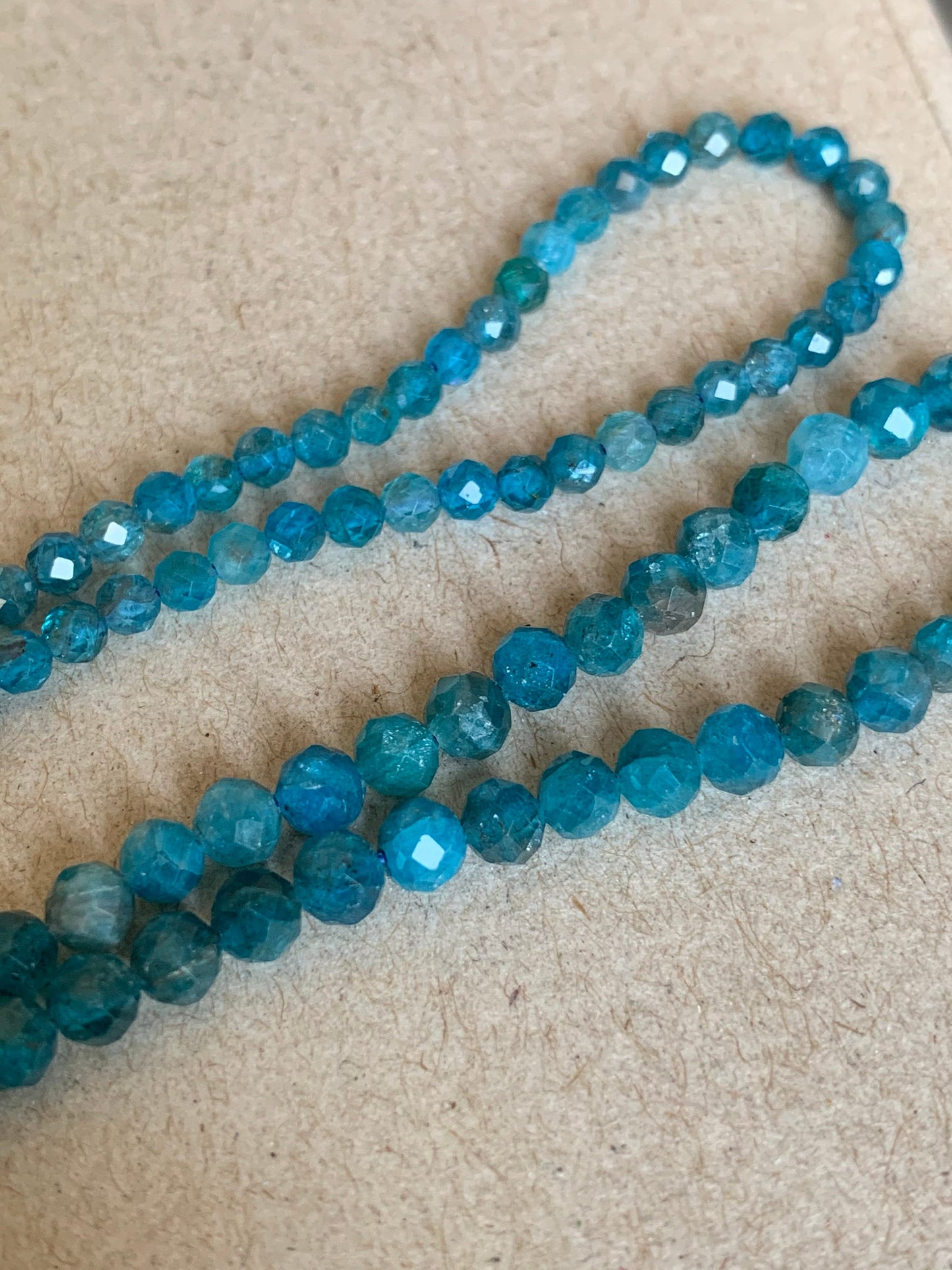 Apatite bleue 3 mm facettée, 10 perles facettes gemme naturelle 3mm tons bleus, apatite pierre naturelle
