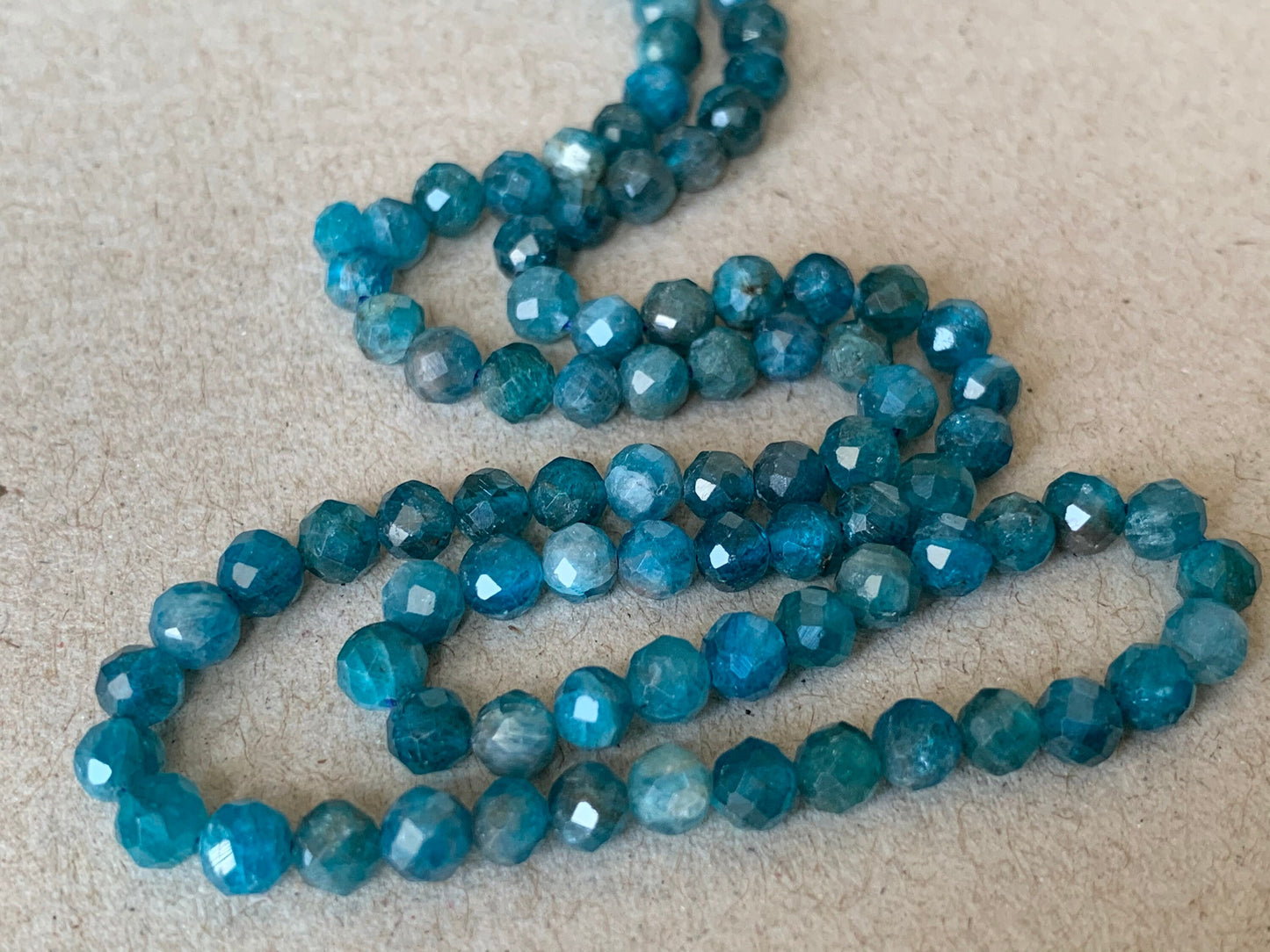 Apatite bleue 3,9-4 mm facettée, 10 perles facettes gemme naturelle 3,9-4mm tons bleus, apatite pierre naturelle