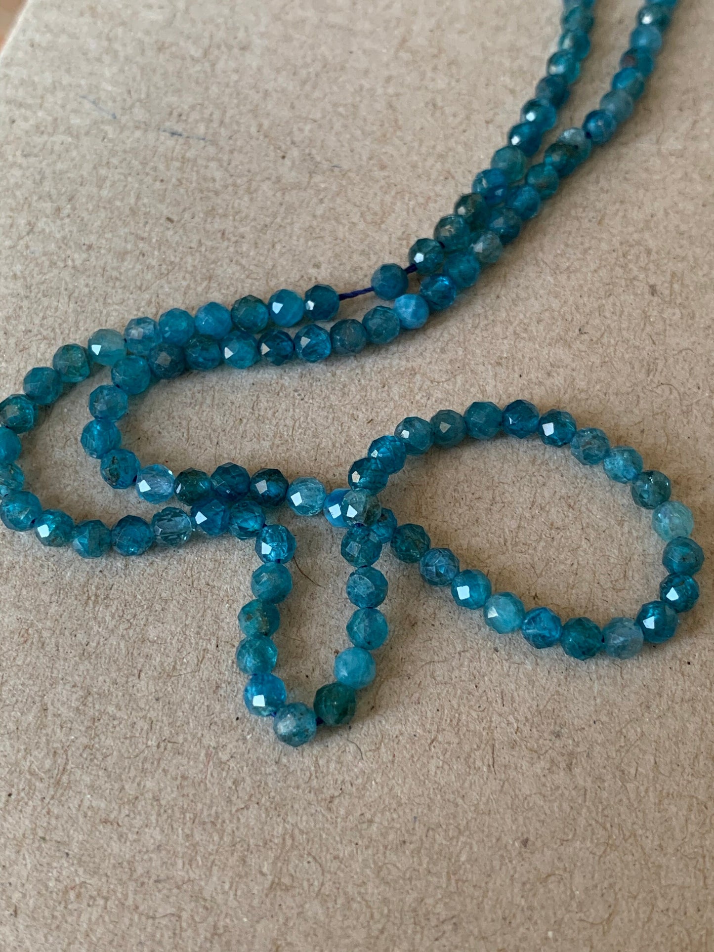 Apatite bleue 3,9-4 mm facettée, 10 perles facettes gemme naturelle 3,9-4mm tons bleus, apatite pierre naturelle
