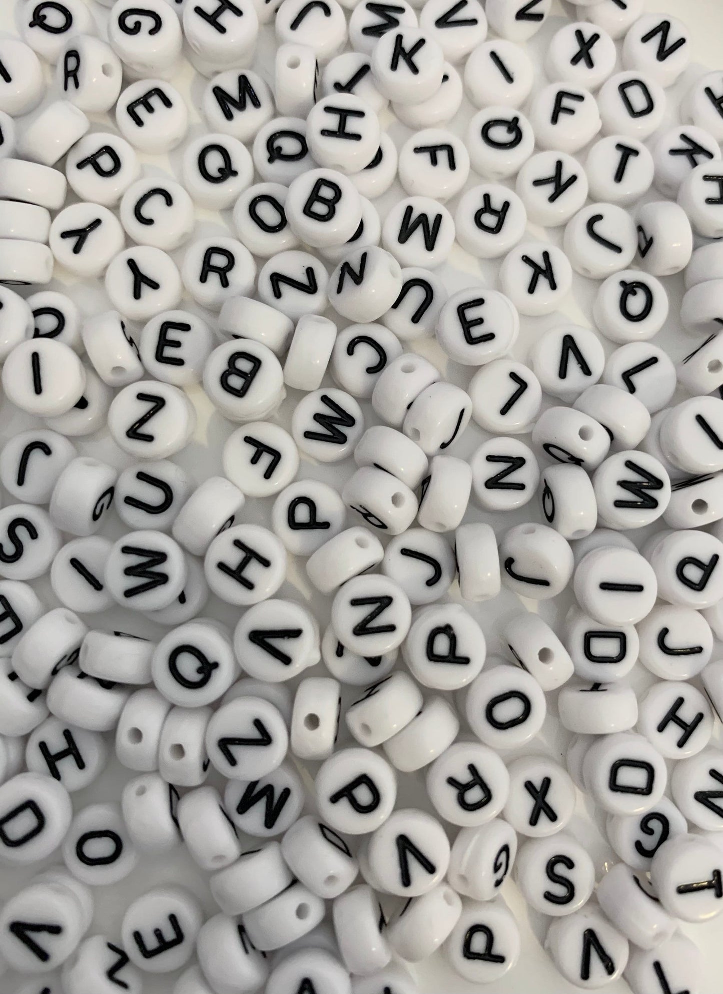 26 Perles blanches lettres Alphabet noires 7 x 4 mm, perles bracelets élastiques, DIY, noires étoile blanche