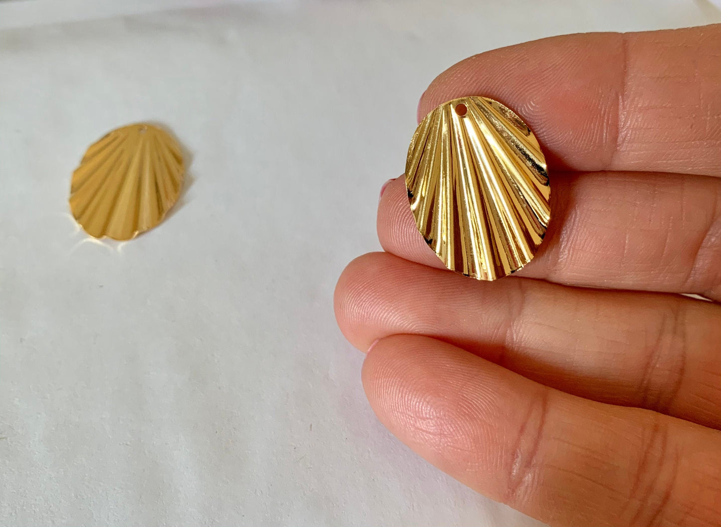 Pendentif Ovale ondulé 24 x18 mm 1 trou plaqué or 24 carats