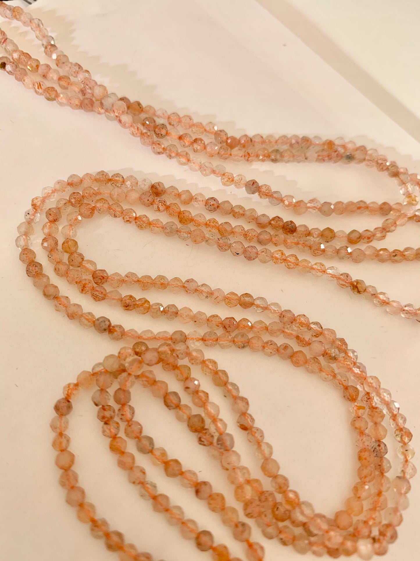 20 perles 2mm Pierre de Lune 2mm facettée, 20 perles SUNSTONE facettes gemme naturelle 2mm tons orangés légers flash blancs, sun stone