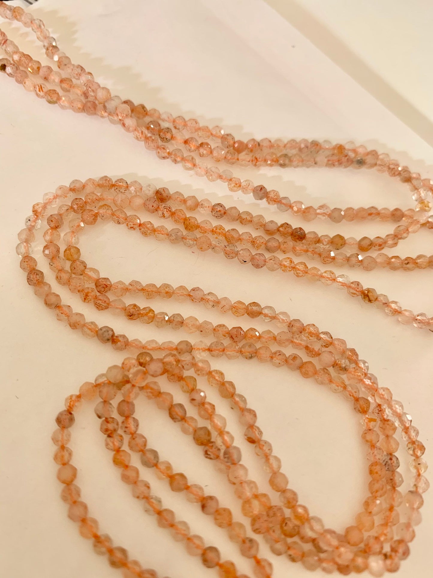 20 perles 2mm Pierre de Lune 2mm facettée, 20 perles SUNSTONE facettes gemme naturelle 2mm tons orangés légers flash blancs, sun stone
