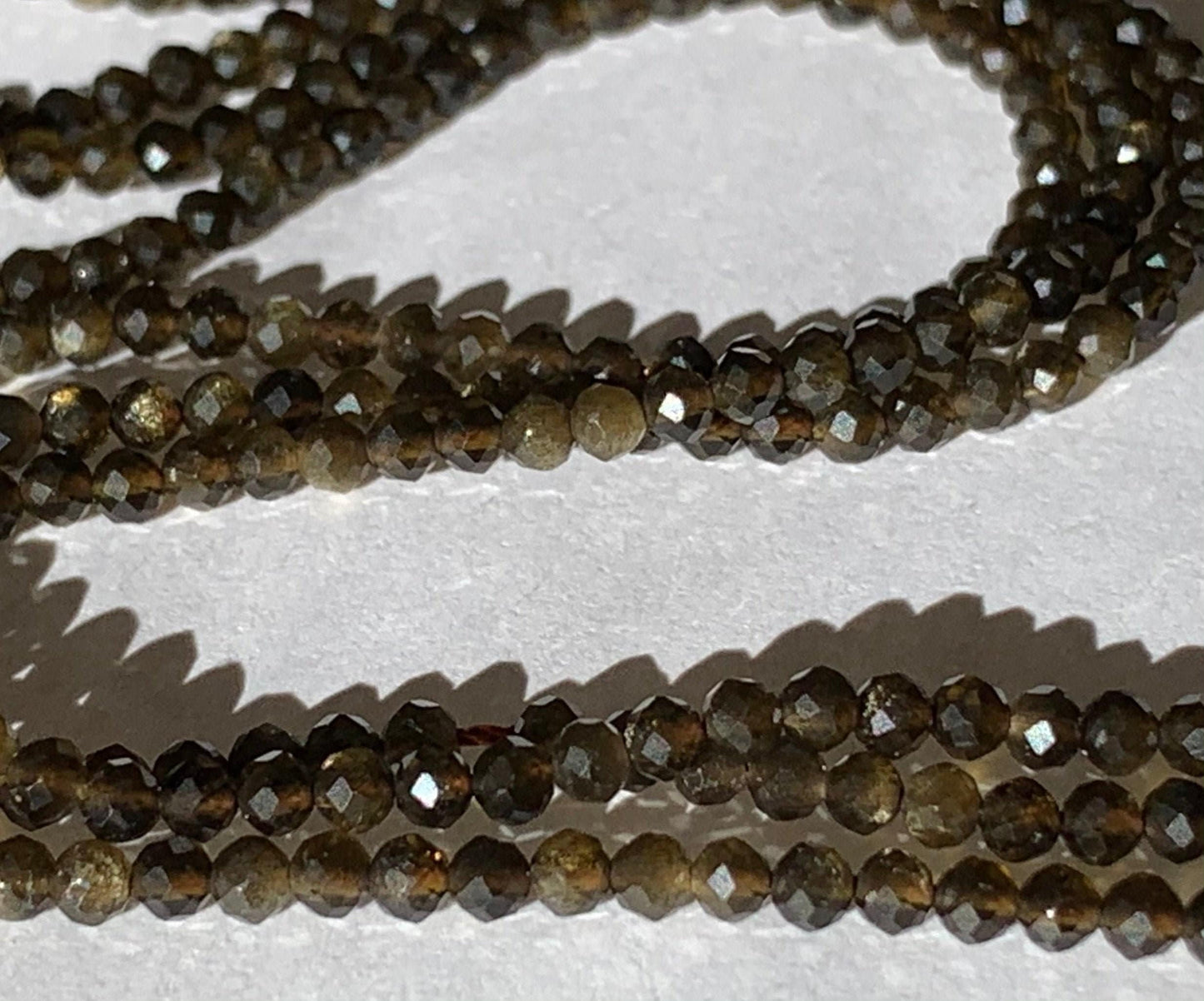 10 perles 2,5mm Obsidienne 2,5mm facettée, 10 perles OBSIDIENNE Or facettes gemme naturelle 2,5 mm tons Foncés reflets légers flash dorés,