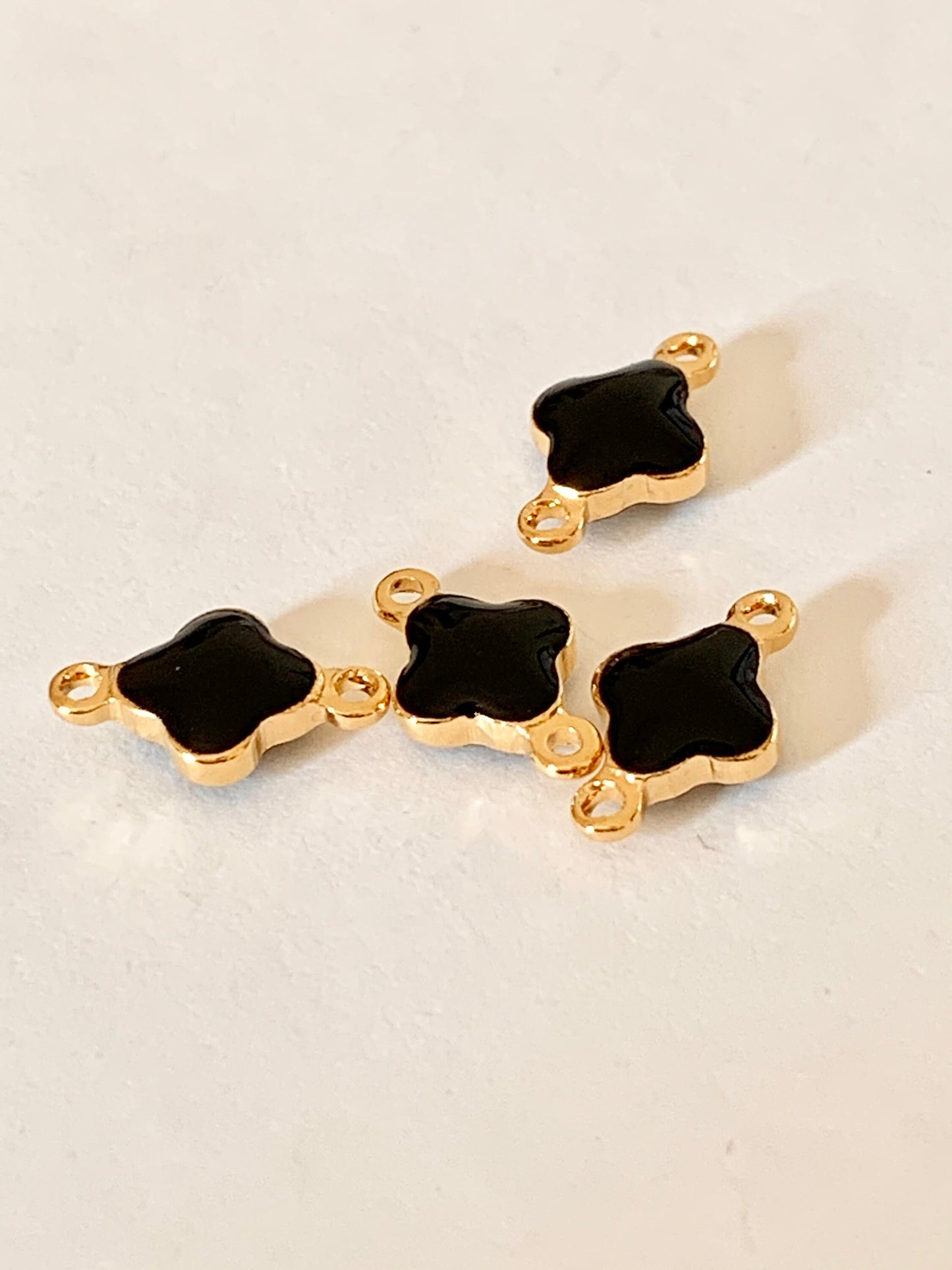 Connecteur Trèfle plaqué or Epoxy noir 6 mm