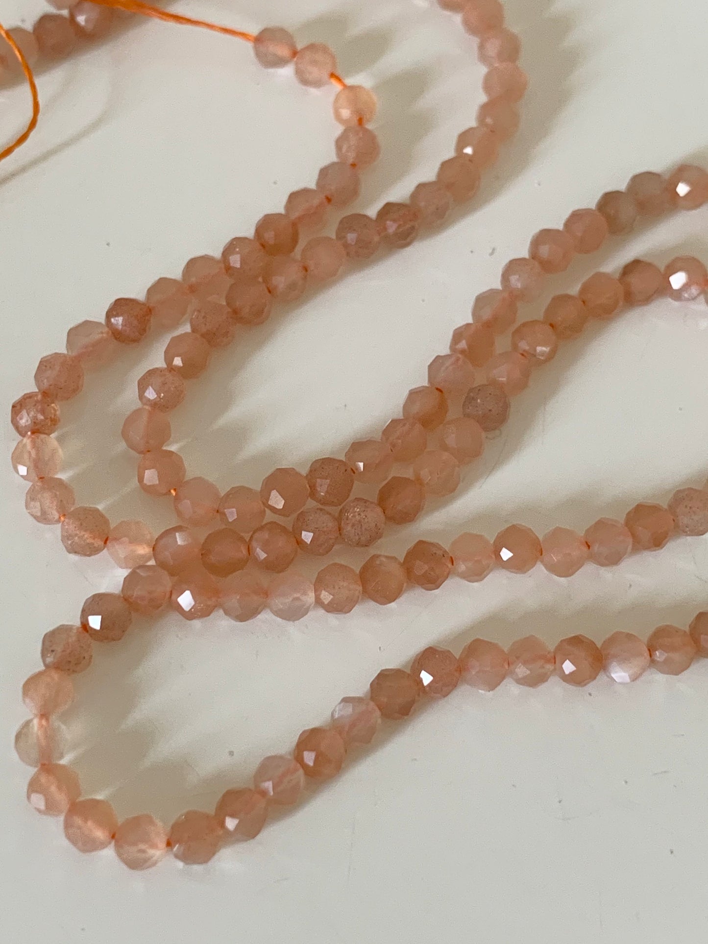 10 perles 3,3mm Pierre de Lune pêche facettée, 10 perles SUNSTONE Orange facettes gemme naturelle 3.4 mm tons orangés légers flash blancs,