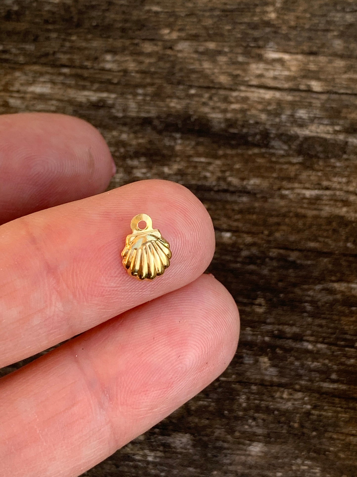 Breloque Coquillage 9x7 mm Plaqué Or, délicatement travaillée filigrane dorée, pampille or