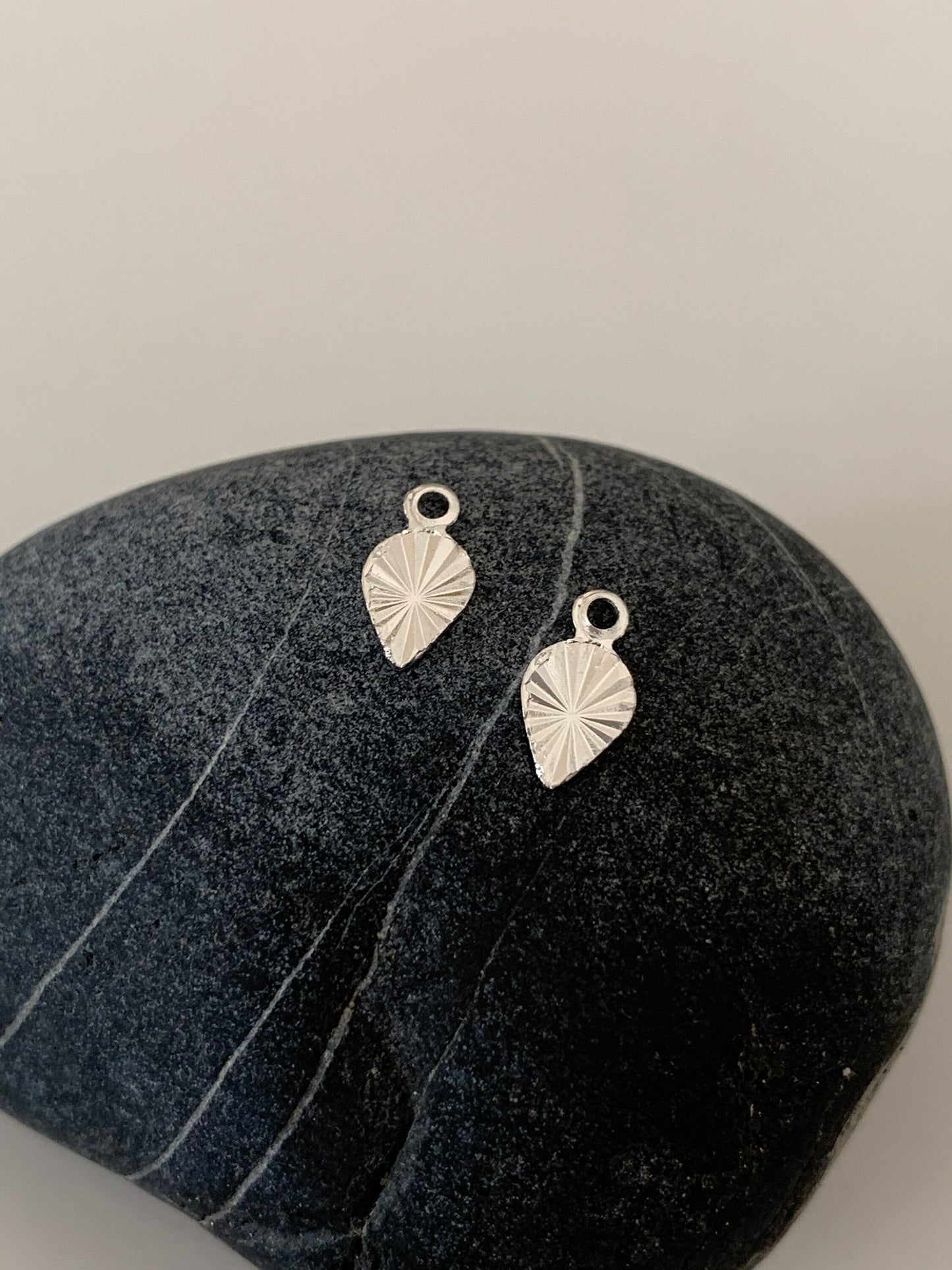 Breloque goutte inversée ciselée soleil en plaqué argent 9 x 5mm 10 microns, 1 pendentif argent soleil