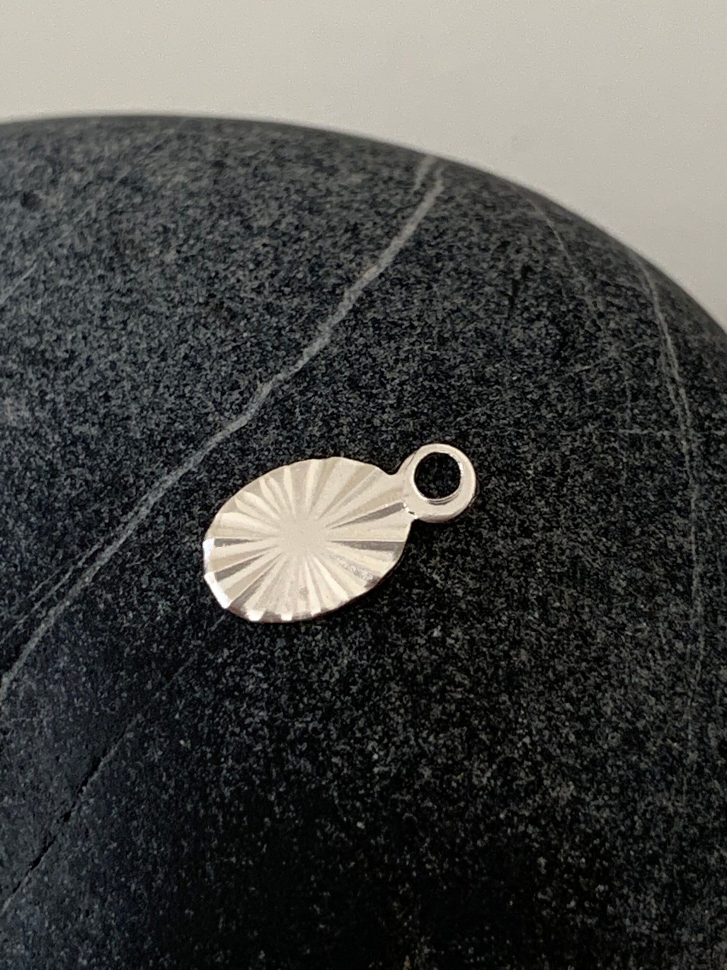 Breloque ovale ciselée soleil en plaqué argent / Or 9 x 5mm plaqué argent 10 microns, pendentif argent soleil