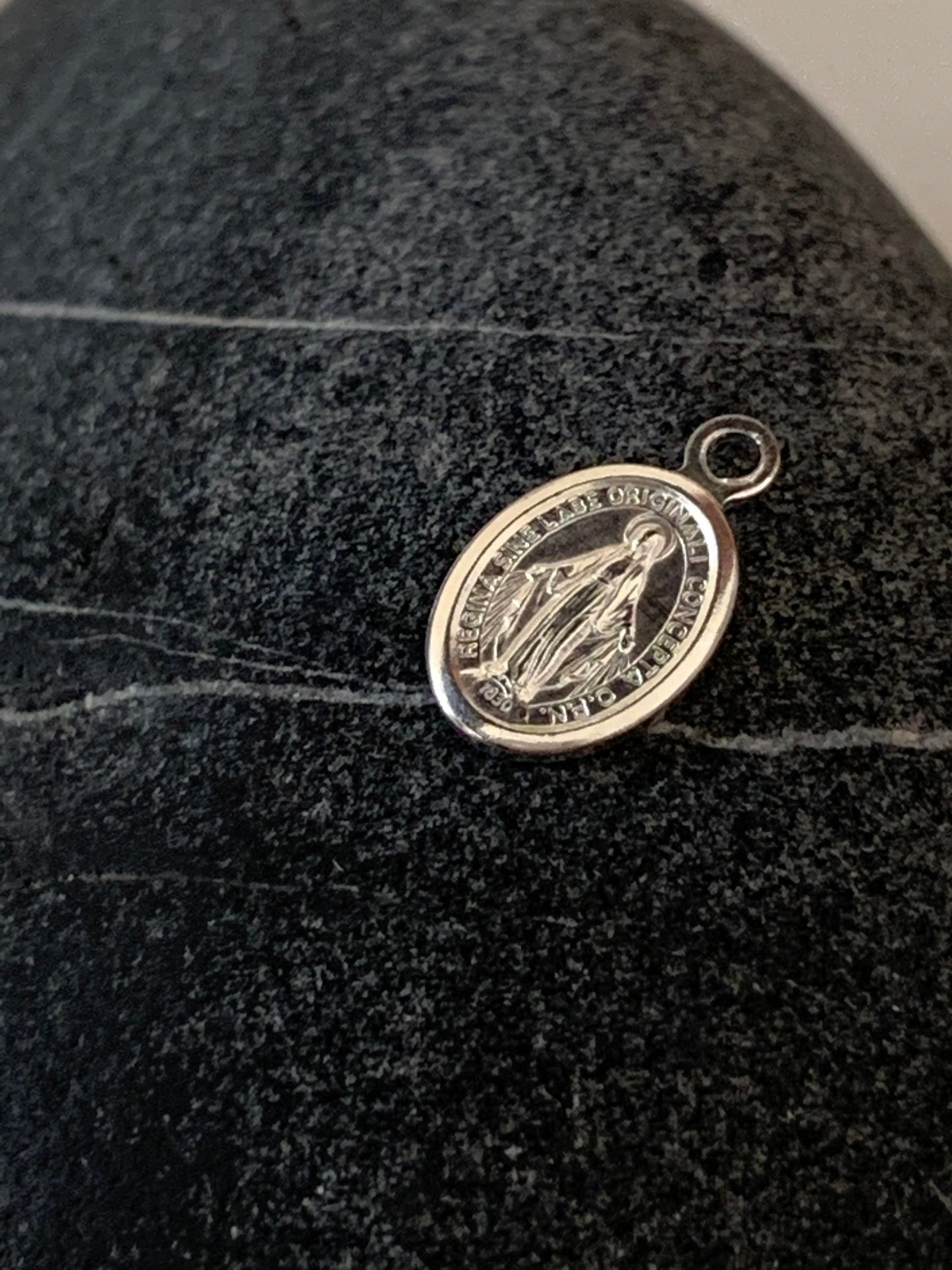 Petit Pendentif Vierge argent véritable 10 mm, Madone en argent pur 925/1000 pour chapelet ou créations de bijoux 10mm