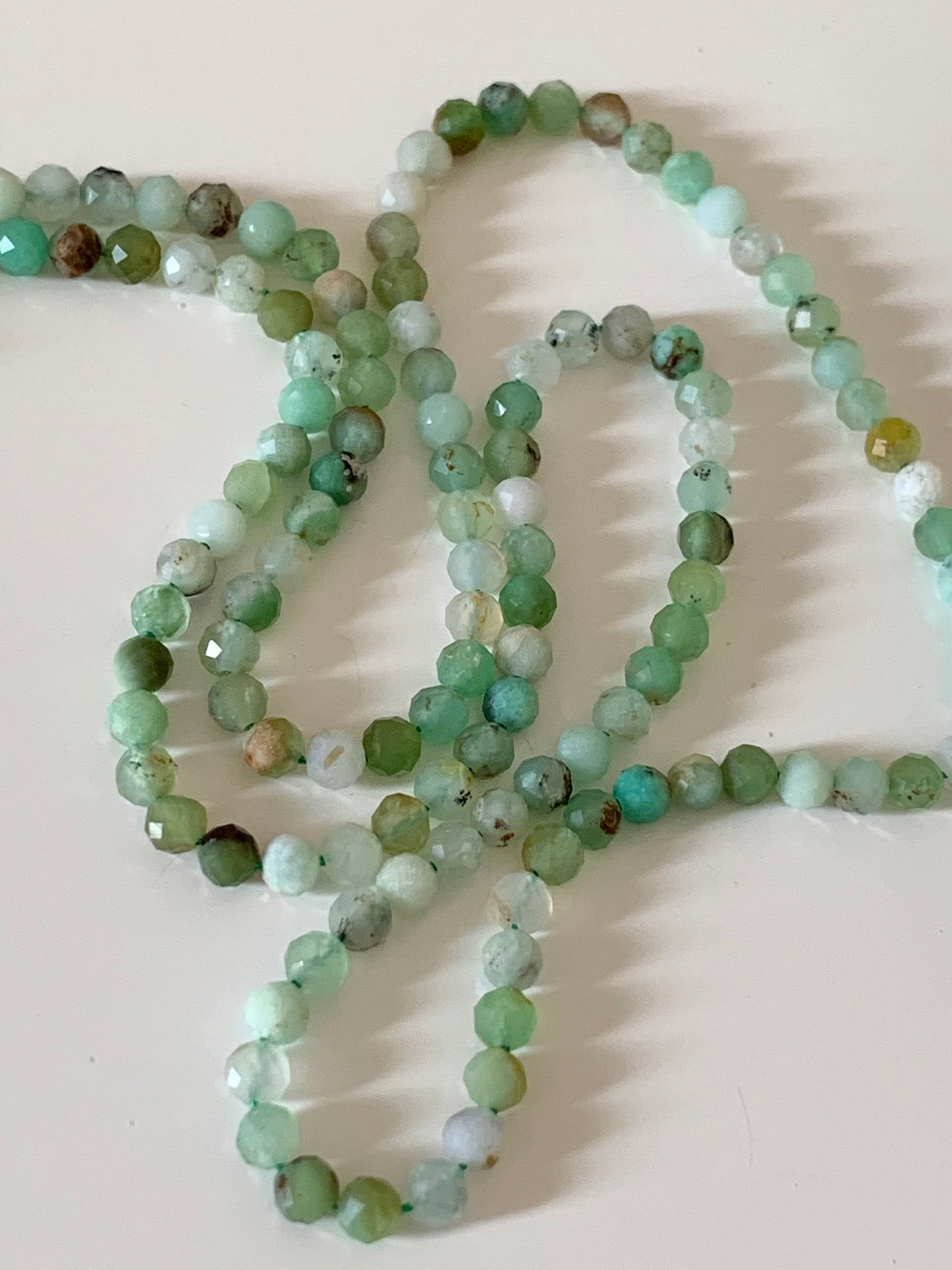 10 perles 3 mm Chrysoprase facettée, 10 perles facettes gemme naturelle 3mm tons vert clairs, pierre naturelle