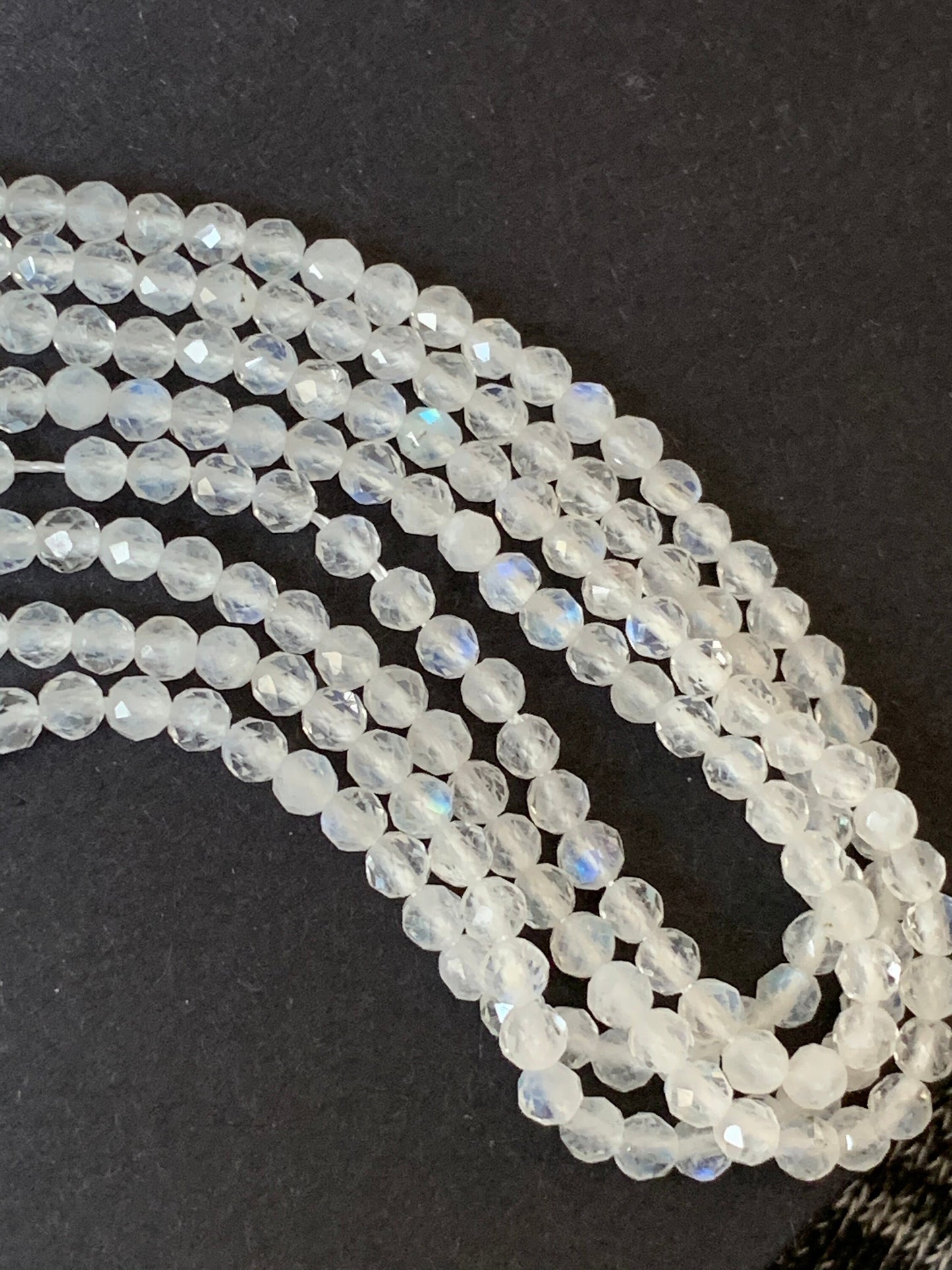 10 perles 3 mm Pierre de Lune "AA" 3mm facettée, 10 perles facettes gemme naturelle tons Blancs reflets légers flash bleus, pierre naturelle