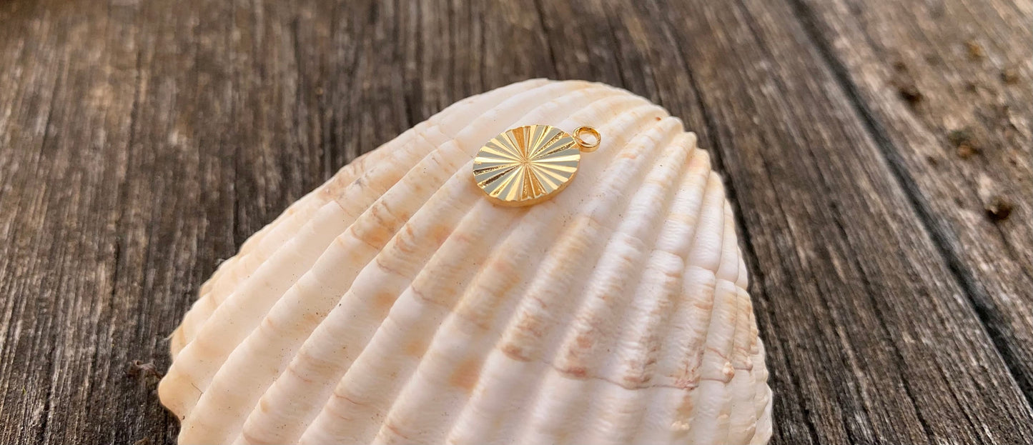 Médaille ovale ciselée soleil en plaqué or 13 x 8mm plaqué or 24 carats, pendentif doré soleil
