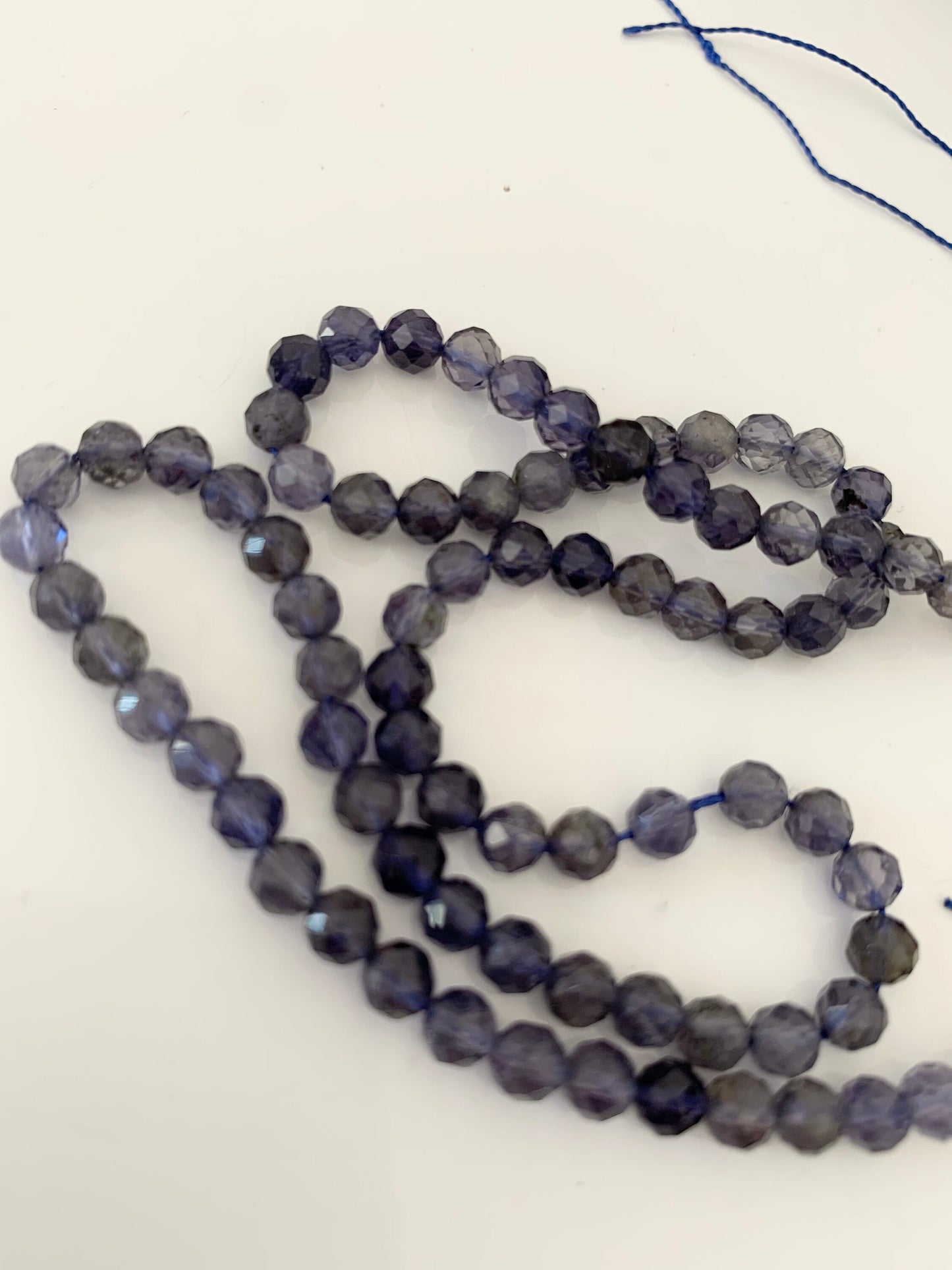 Lolite bleue 4,3mm perles facettée, 10 perles facettes Iolite "AA" gemme naturelle tons bleus, pierre naturelle, CORDIERITE