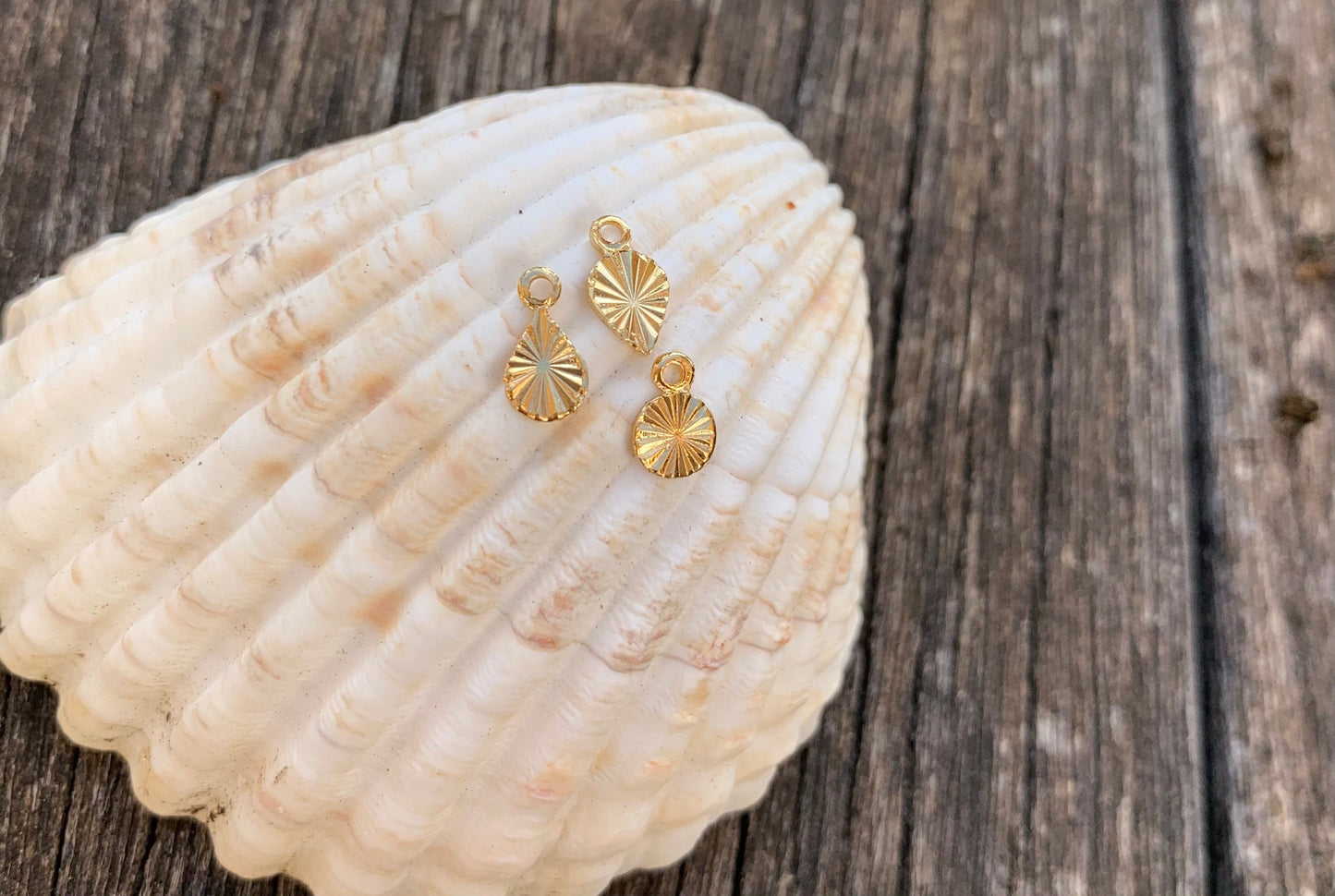 Breloque goutte inversée ciselée soleil en plaqué or 9 x 5mm, 1 pendentif dorée soleil