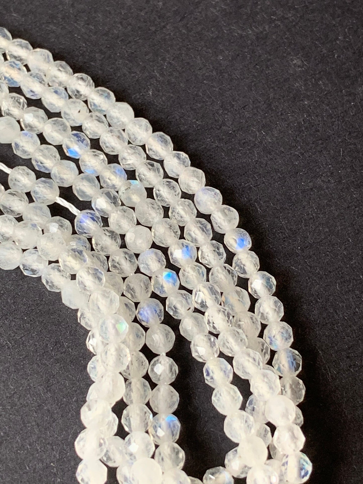 10 perles 3 mm Pierre de Lune "AA" 3mm facettée, 10 perles facettes gemme naturelle tons Blancs reflets légers flash bleus, pierre naturelle