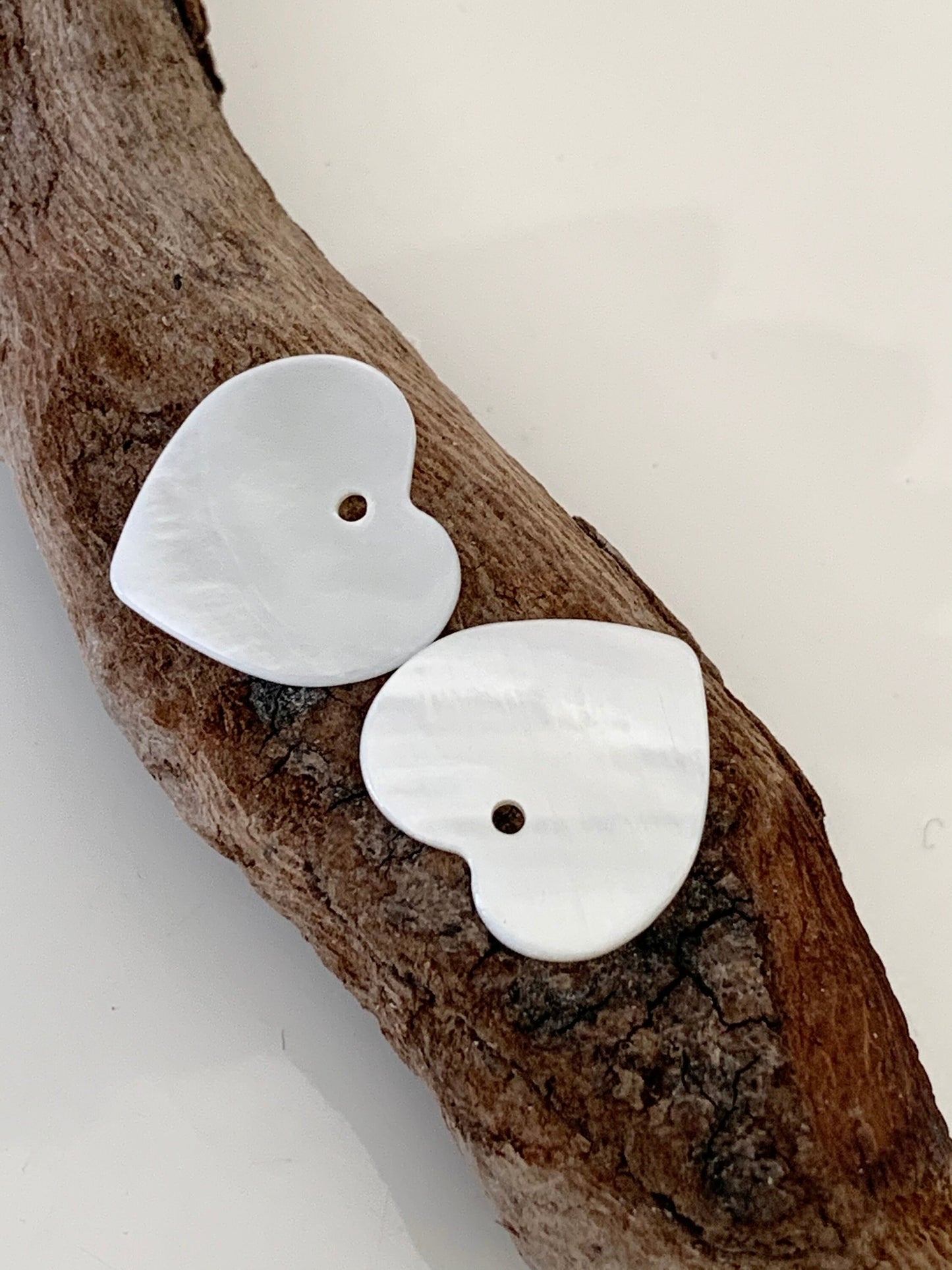Lot 2 perles en Coeurs 15mm en nacre blanche naturelle 15 mm