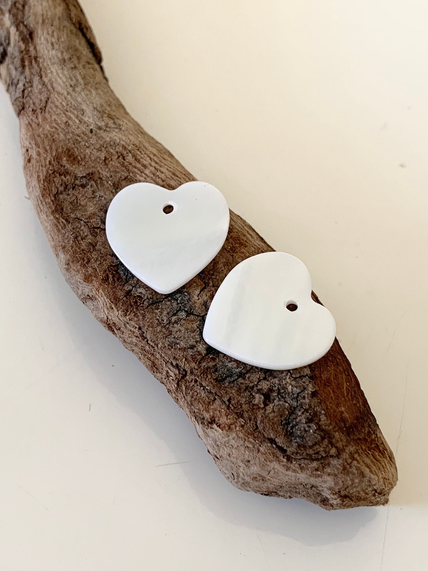Lot 2 perles en Coeurs 15mm en nacre blanche naturelle 15 mm
