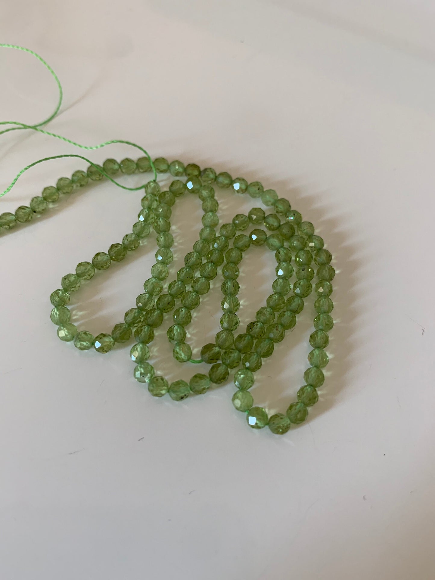 10 perles 3mm Péridot facettes, 10 perles facettes gemme PERIDOT naturel 3 mm tons vert clairs, pierre naturelle