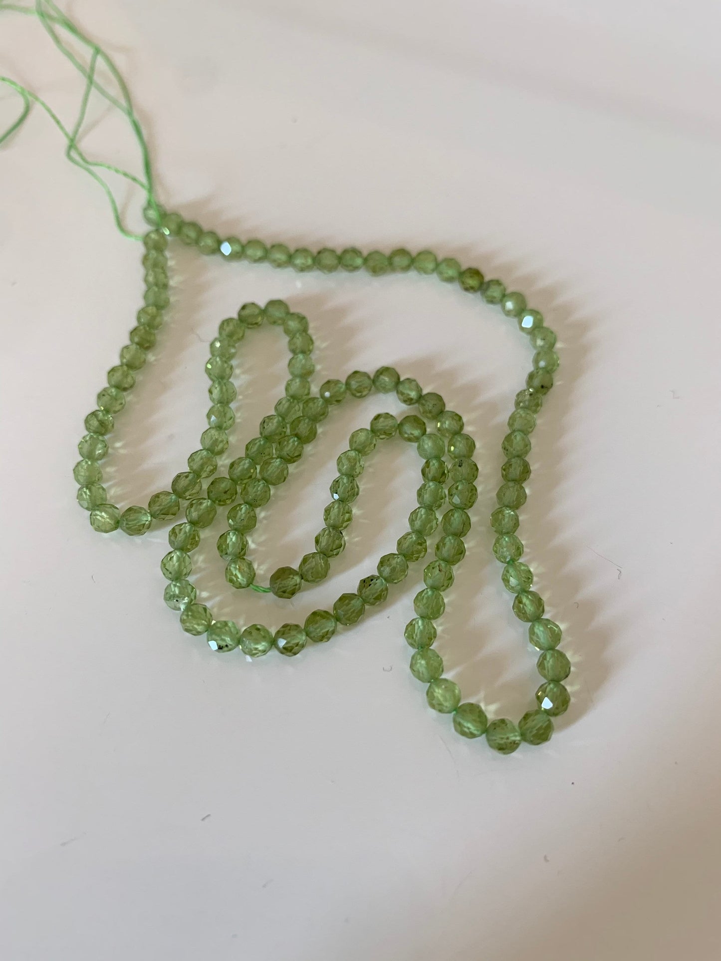 10 perles 3mm Péridot facettes, 10 perles facettes gemme PERIDOT naturel 3 mm tons vert clairs, pierre naturelle