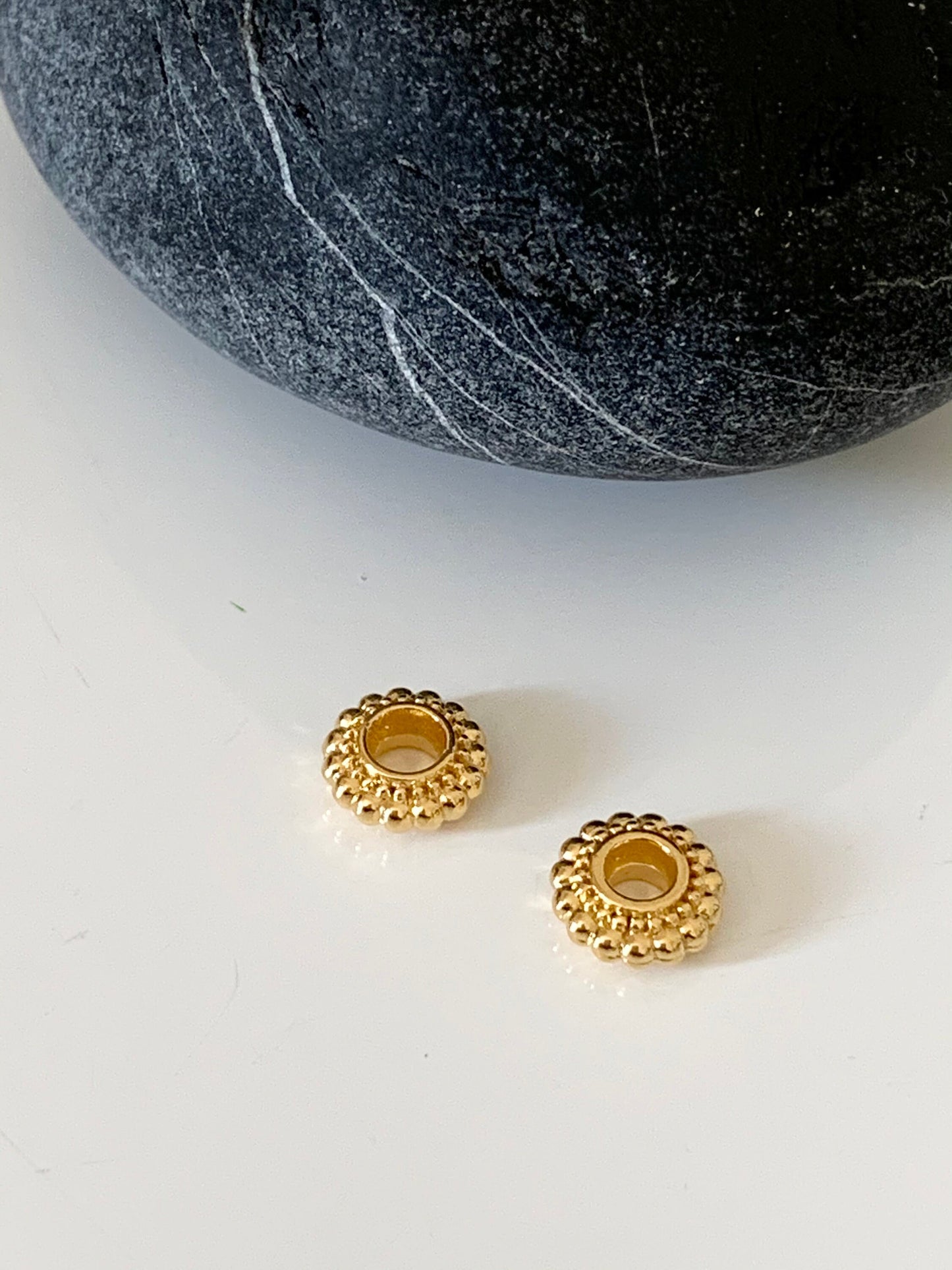 2 Intercalaires rondelles Ethnique 7mm, plaqué or micro rondelle dorée