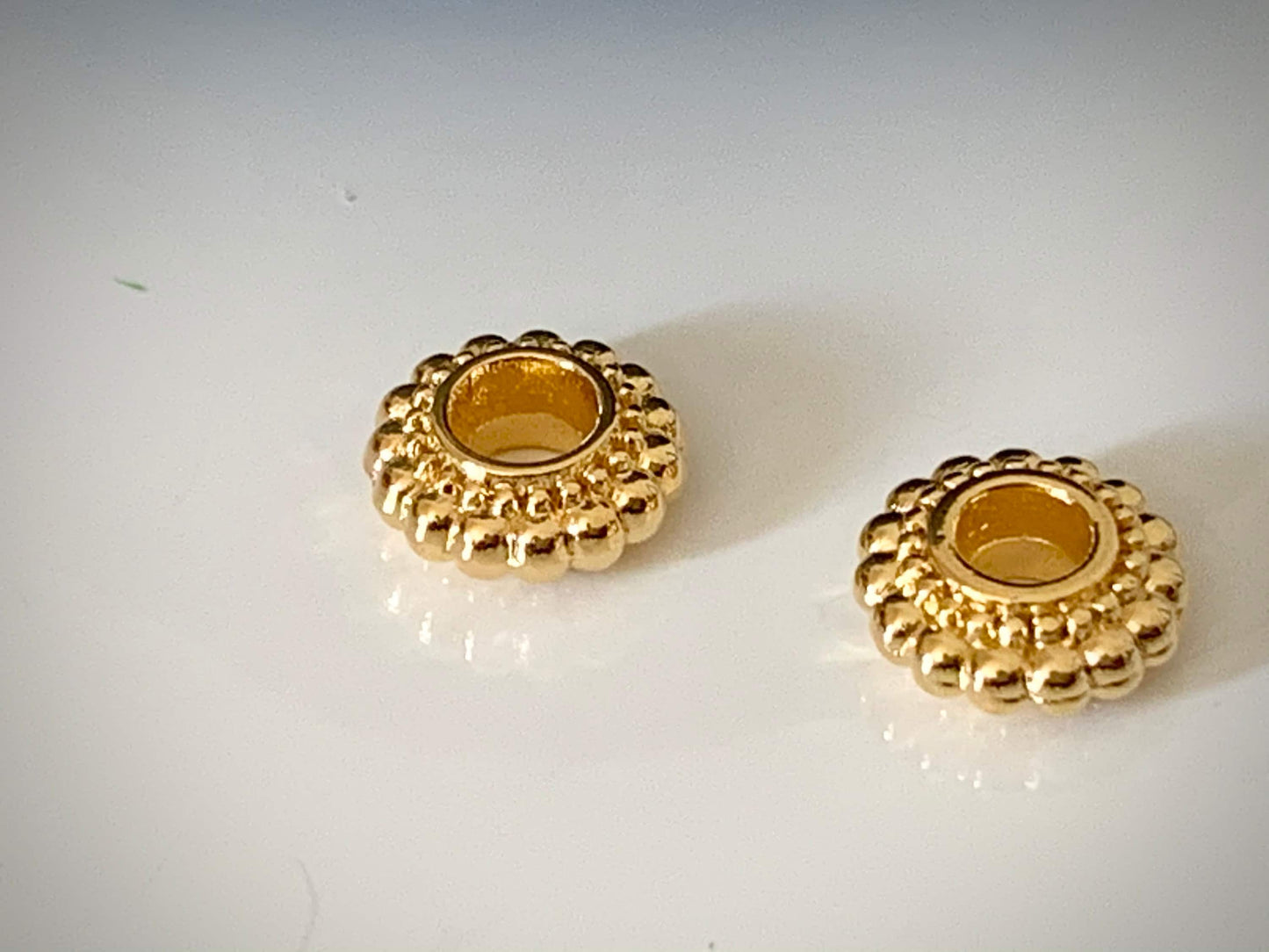 2 Intercalaires rondelles Ethnique 7mm, plaqué or micro rondelle dorée
