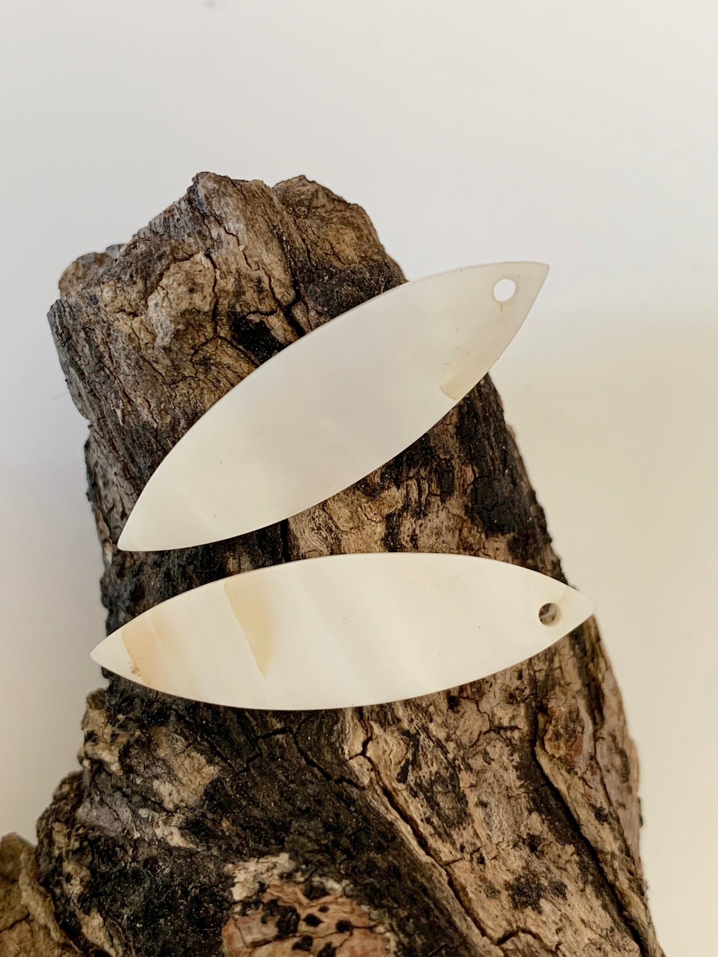 Lot 2 gouttes longues 30x9mm en nacre blanche naturelle