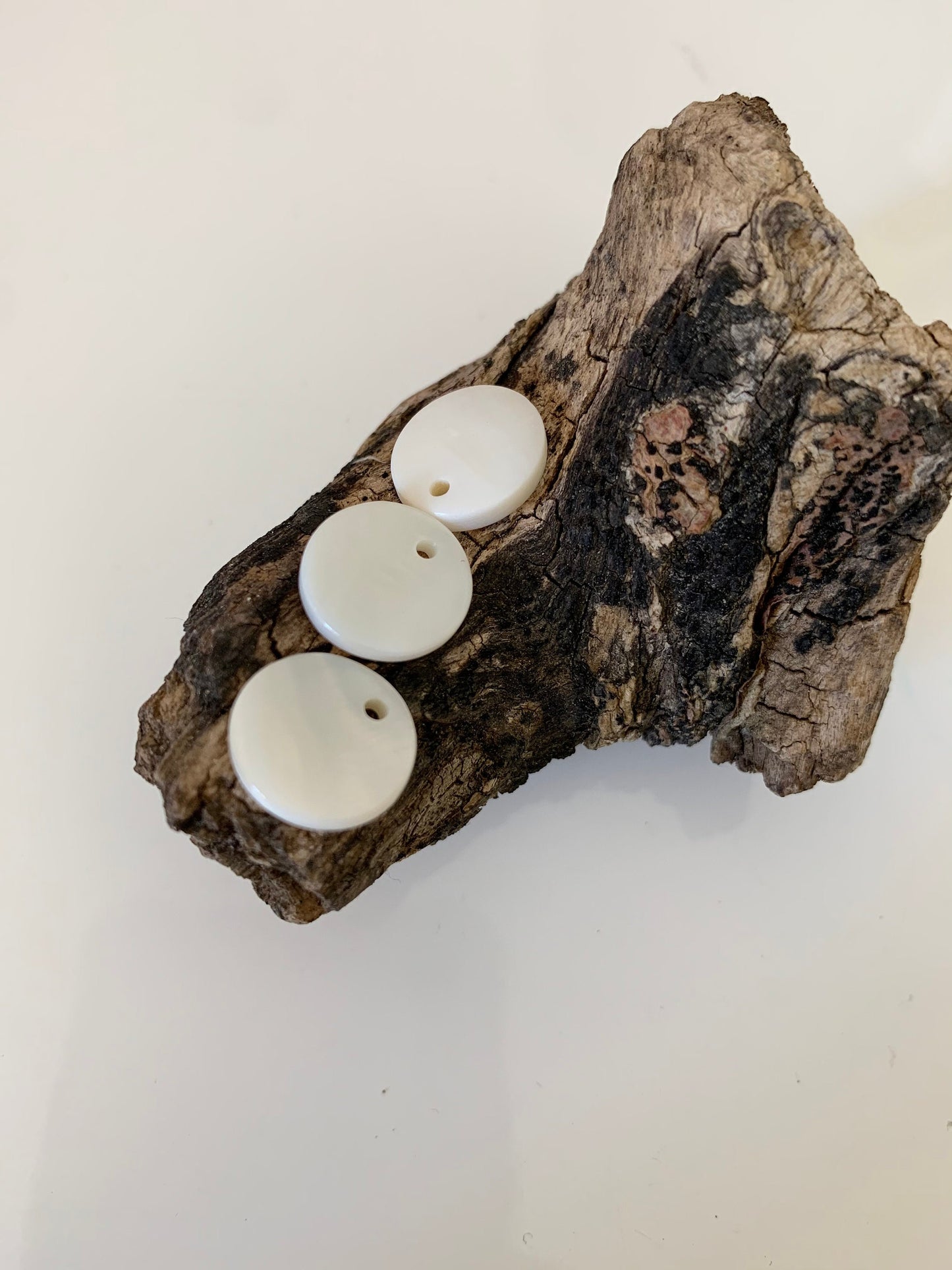 Lot de 3 Médailles 11mm en nacre blanche naturelle