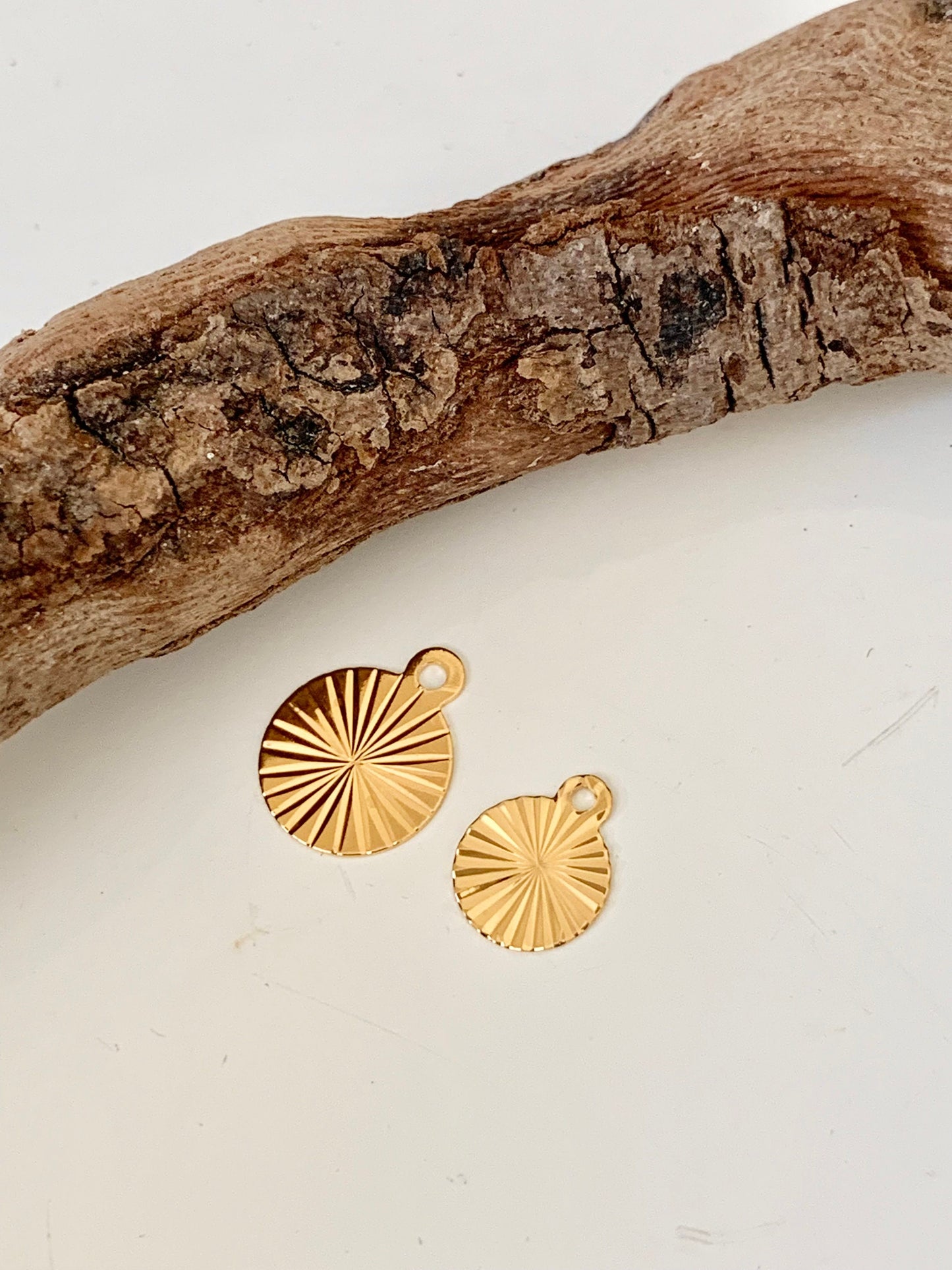 Pendentif ciselé 10 mm pampille charm médaillon plaqué or, pastille rayons soleil dorée, haute qualité